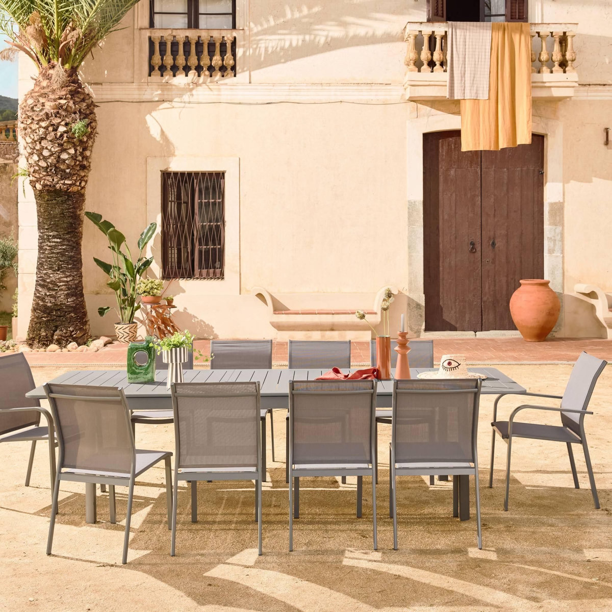 SWEEEK Table de jardin extensible aluminium + 10 assises aluminium et textilène anthracite. 8 chaises. 2 fauteuils. 10 places. 290 x 100 x 75 cm
