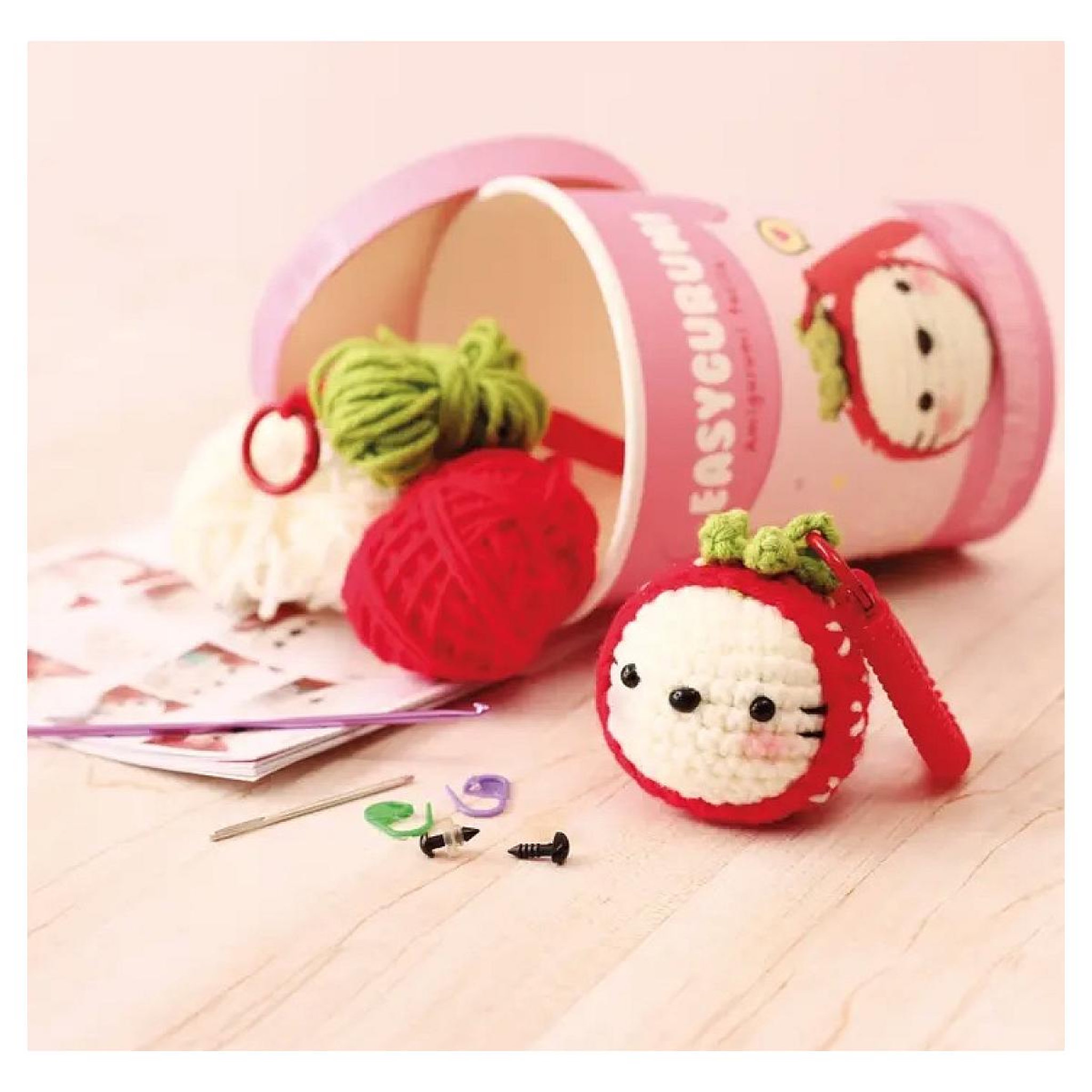 Voir la diapositive 3 : Graine créative Easygurumi - Fraise porte cles