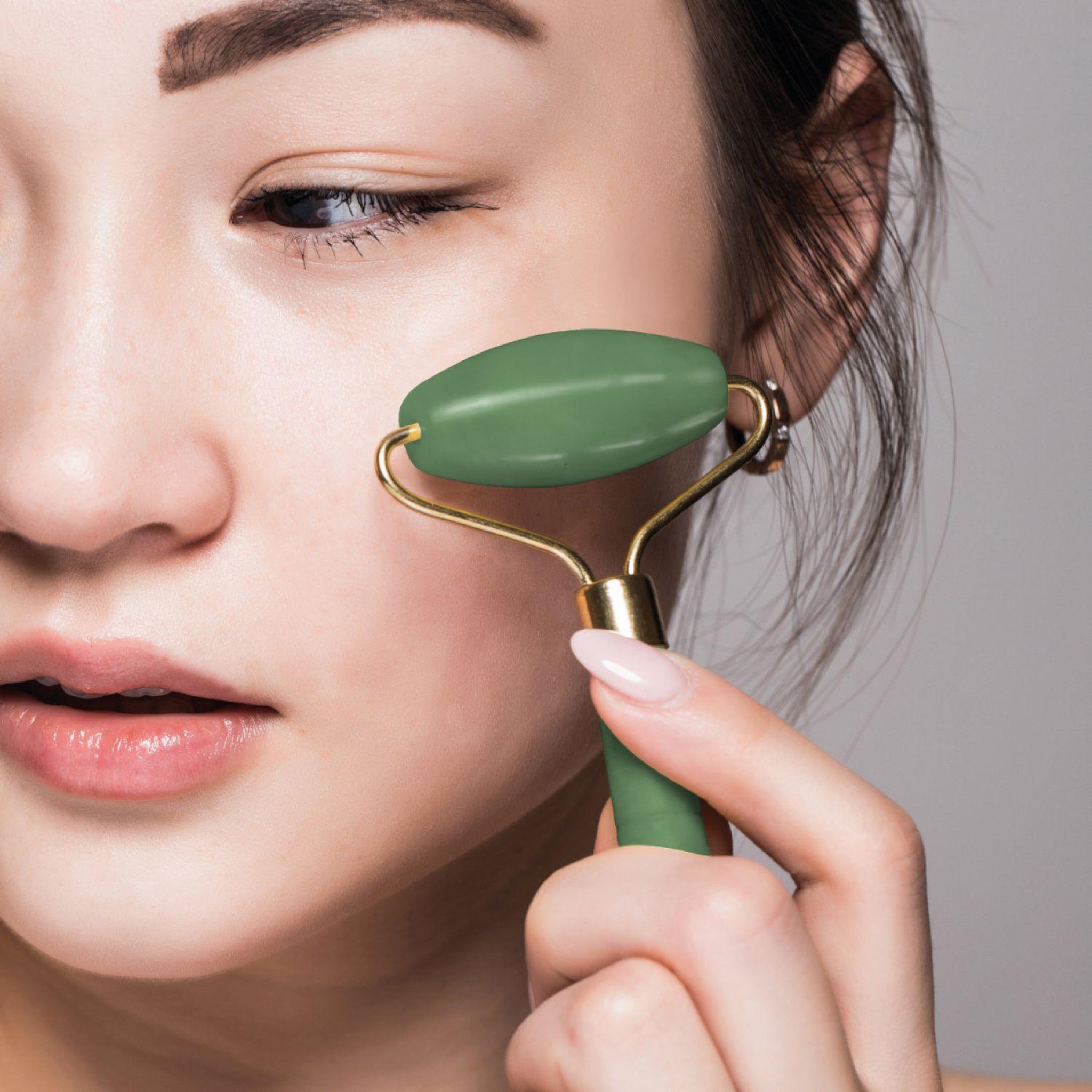 Voir la diapositive 5 : VIVEZEN Rouleau de massage en pierre de jade et Gua Sha - Vert