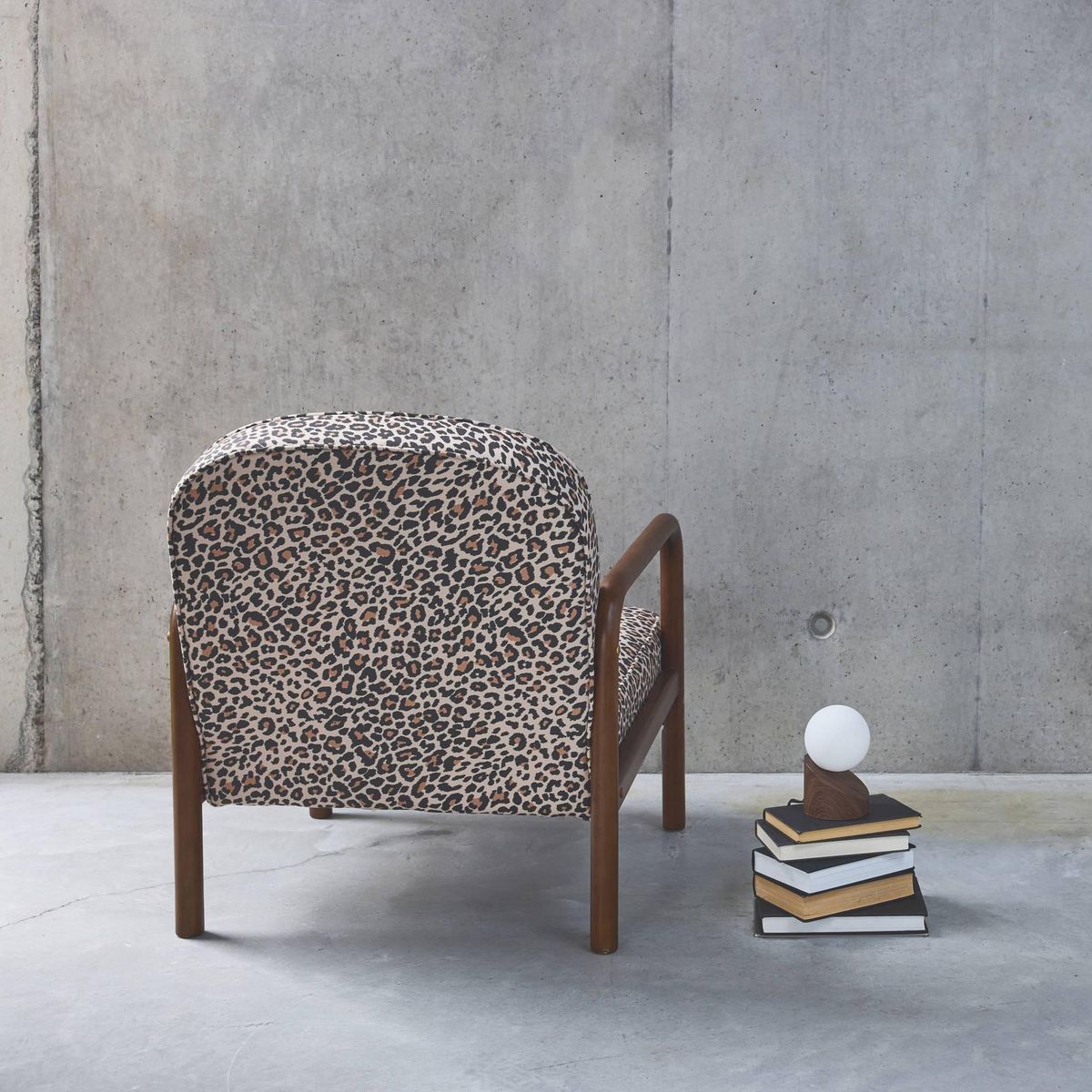 SWEEEK Fauteuil scandinave arrondi bois d'hévéa et imprimé léopard