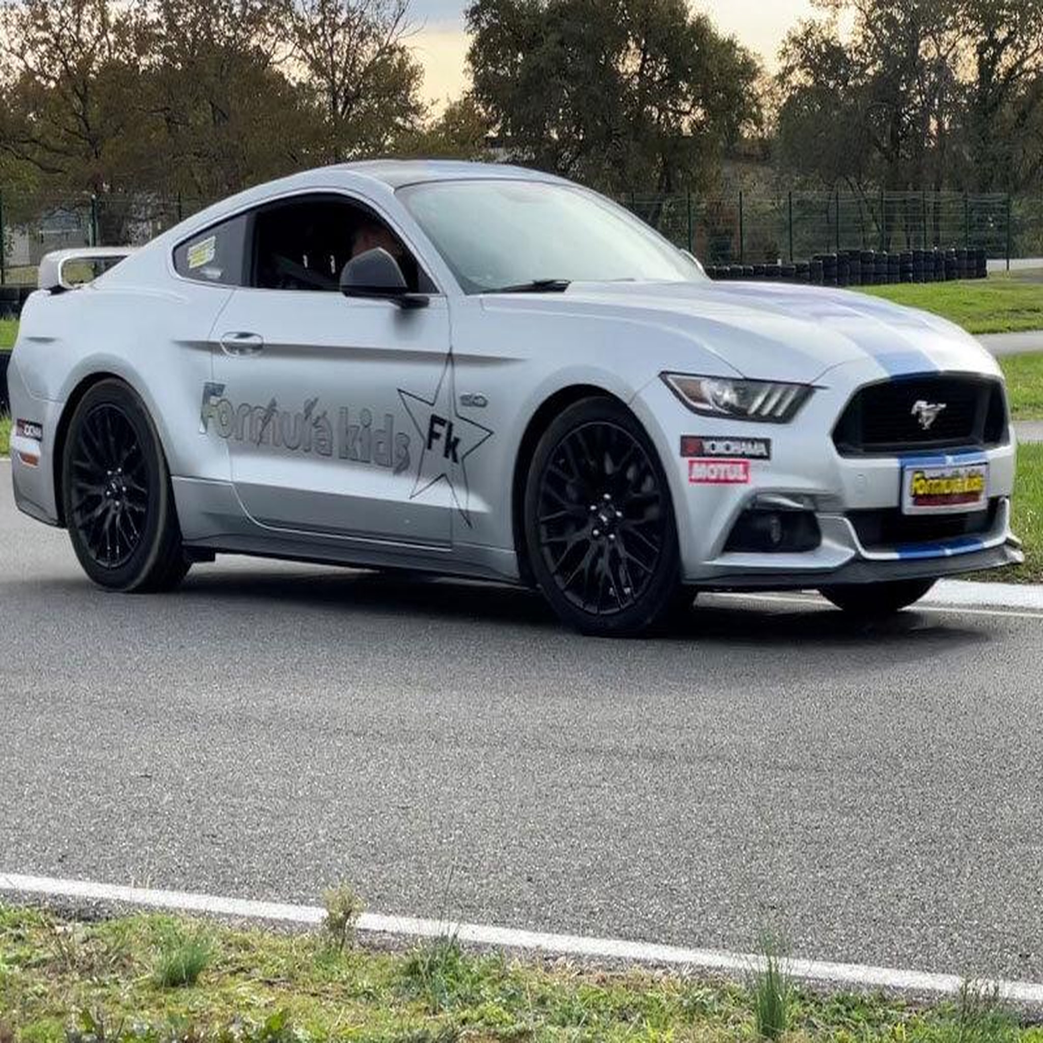 Voir la diapositive 3 : Smartbox Stage pilotage enfant : 3 tours de circuit au volant d'une Ford Mustang V8 - Coffret Cadeau Sport & Aventure