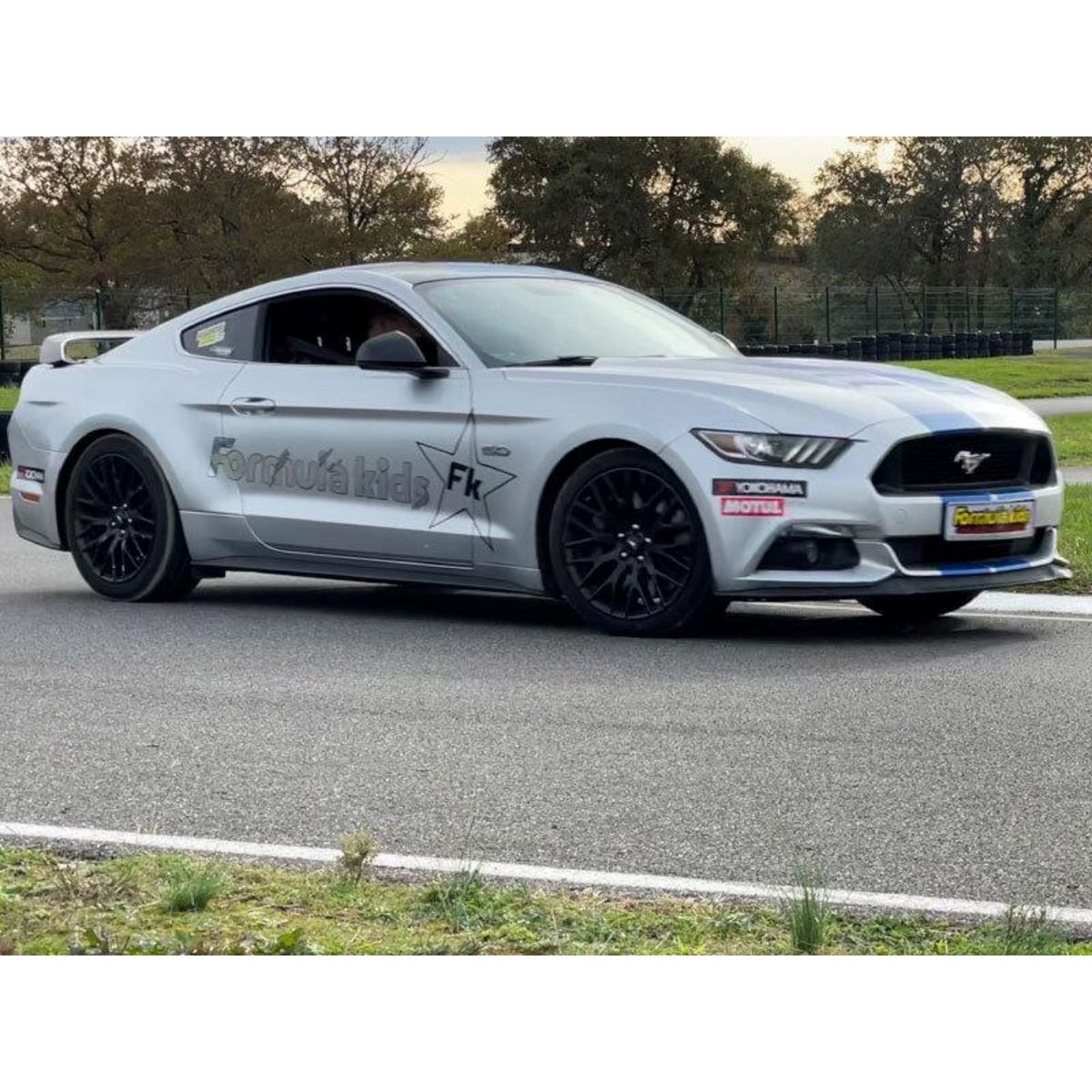 Smartbox Stage pilotage enfant : 3 tours de circuit au volant d'une Ford Mustang V8 - Coffret Cadeau Sport & Aventure