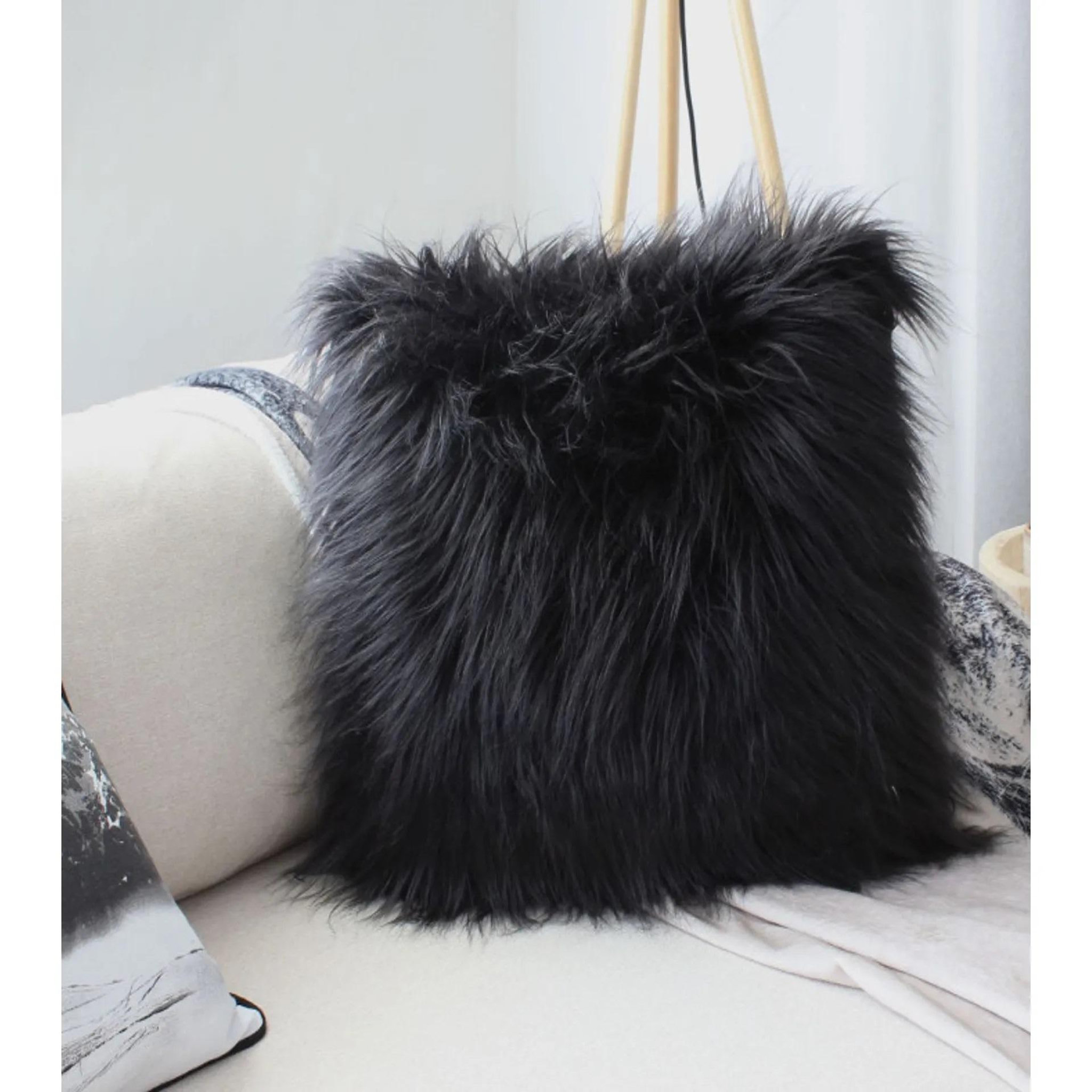 Voir la diapositive 2 : Eden Coussin a poil epicea design et moderne