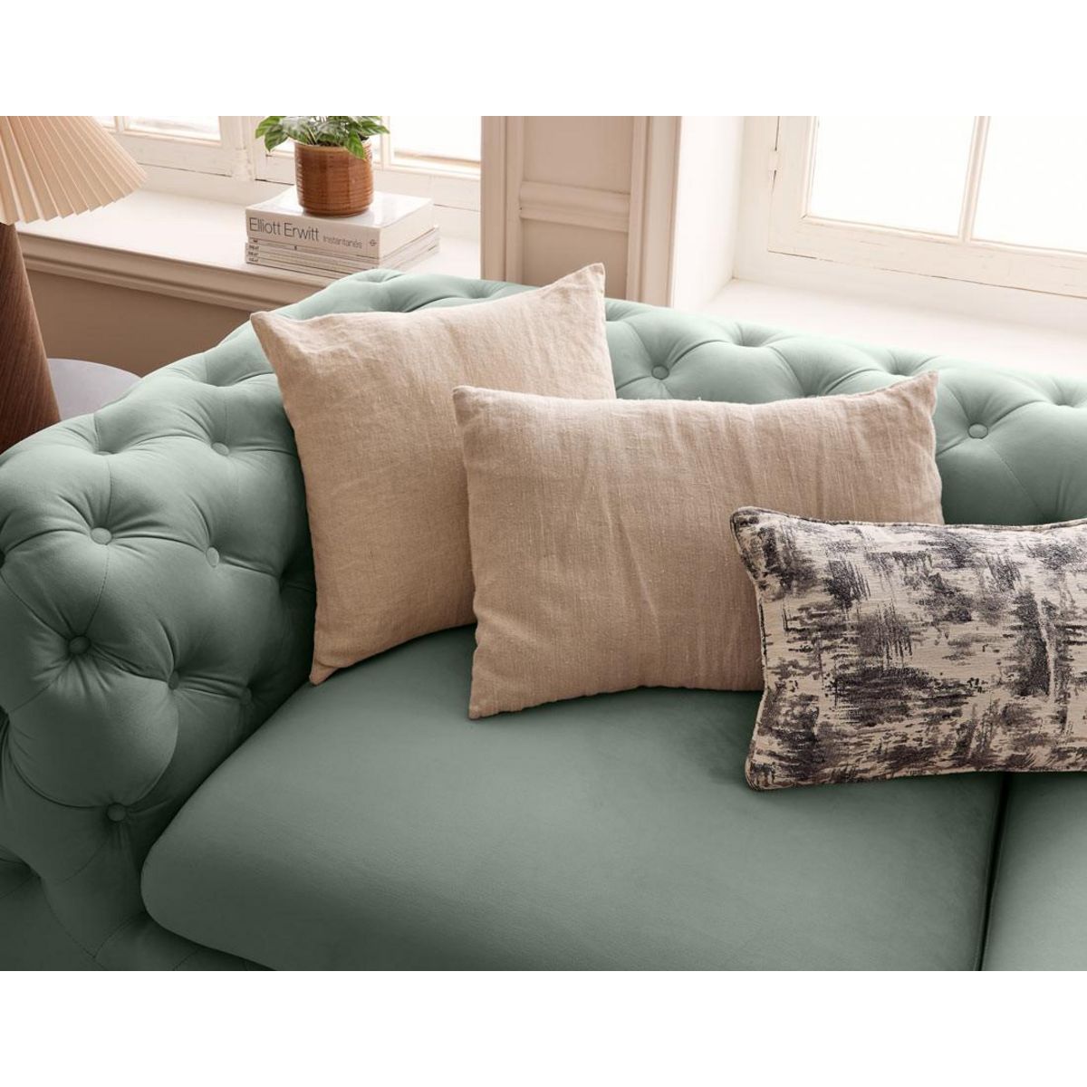 LISA DESIGN Camden - canapé 3 places chesterfield en velours - pieds en métal doré