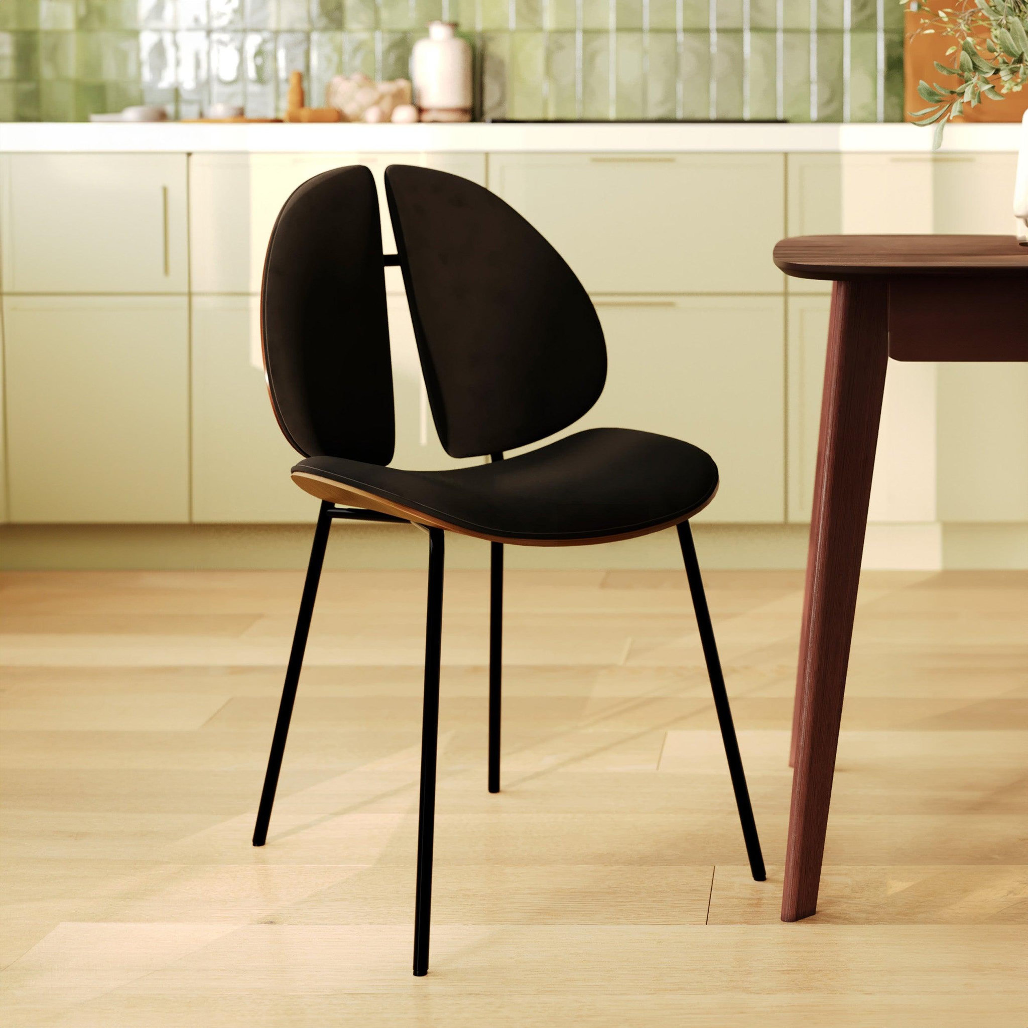 Voir la diapositive 2 : MAISON PAVANE Chaise en velours noir et bois de noyer-coccinelle