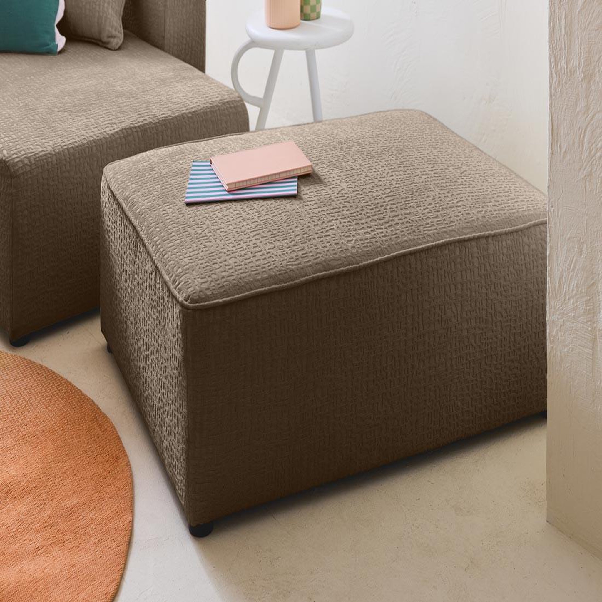 Voir la diapositive 1 : BEST MOBILIER Topaze - pouf - en tissu velours relief
