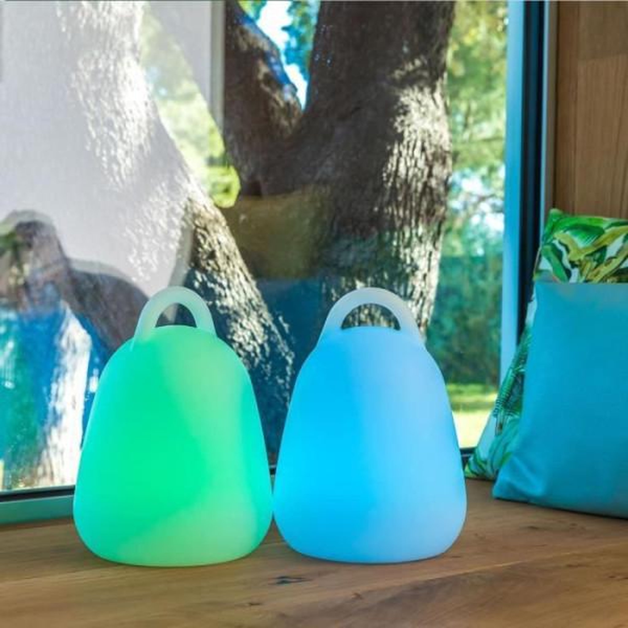 Voir la diapositive 5 : Lumisky Baladeuse LED sans fil LUMISKY LIBERTY C25 - Waterproof et flottante - H 24 cm - Blanc et multicolore