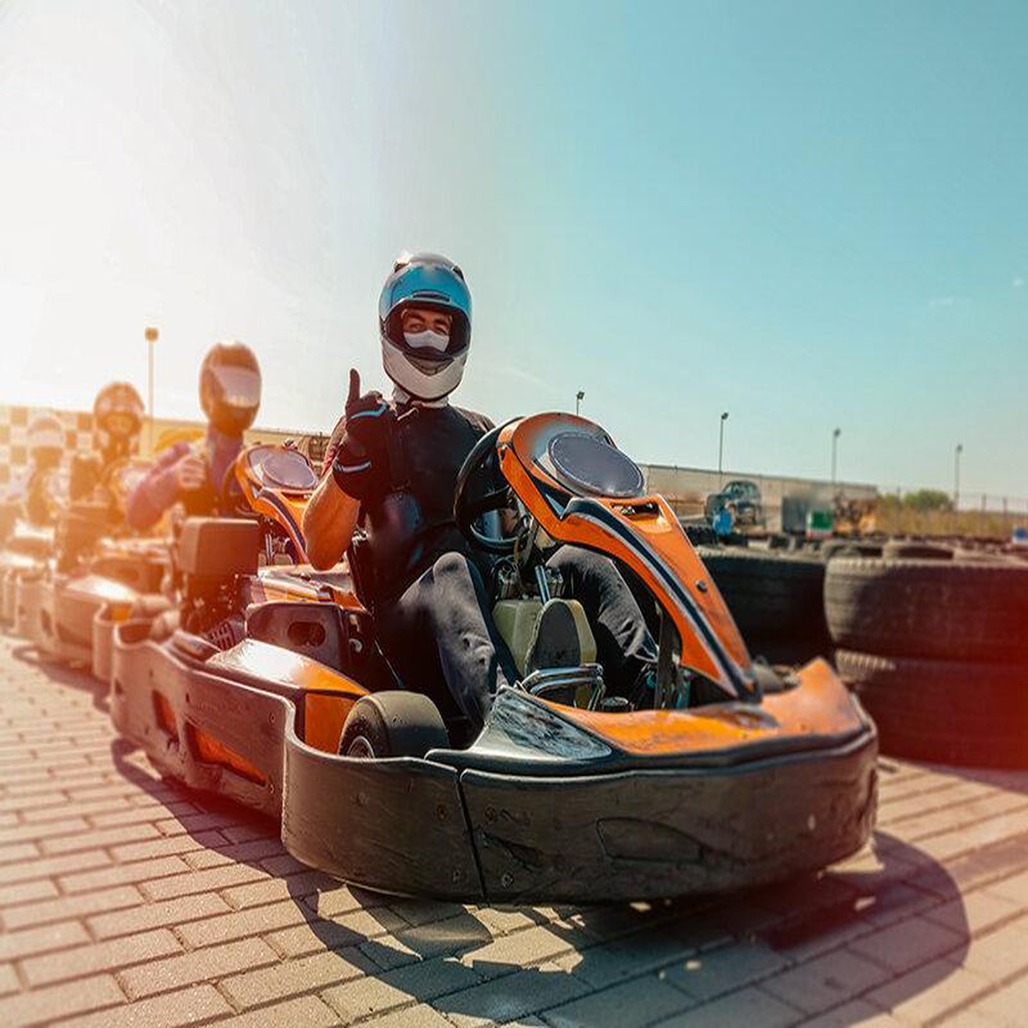 Voir la diapositive 2 : Smartbox Session de karting pour 2 personnes - coffret cadeau sport & aventure