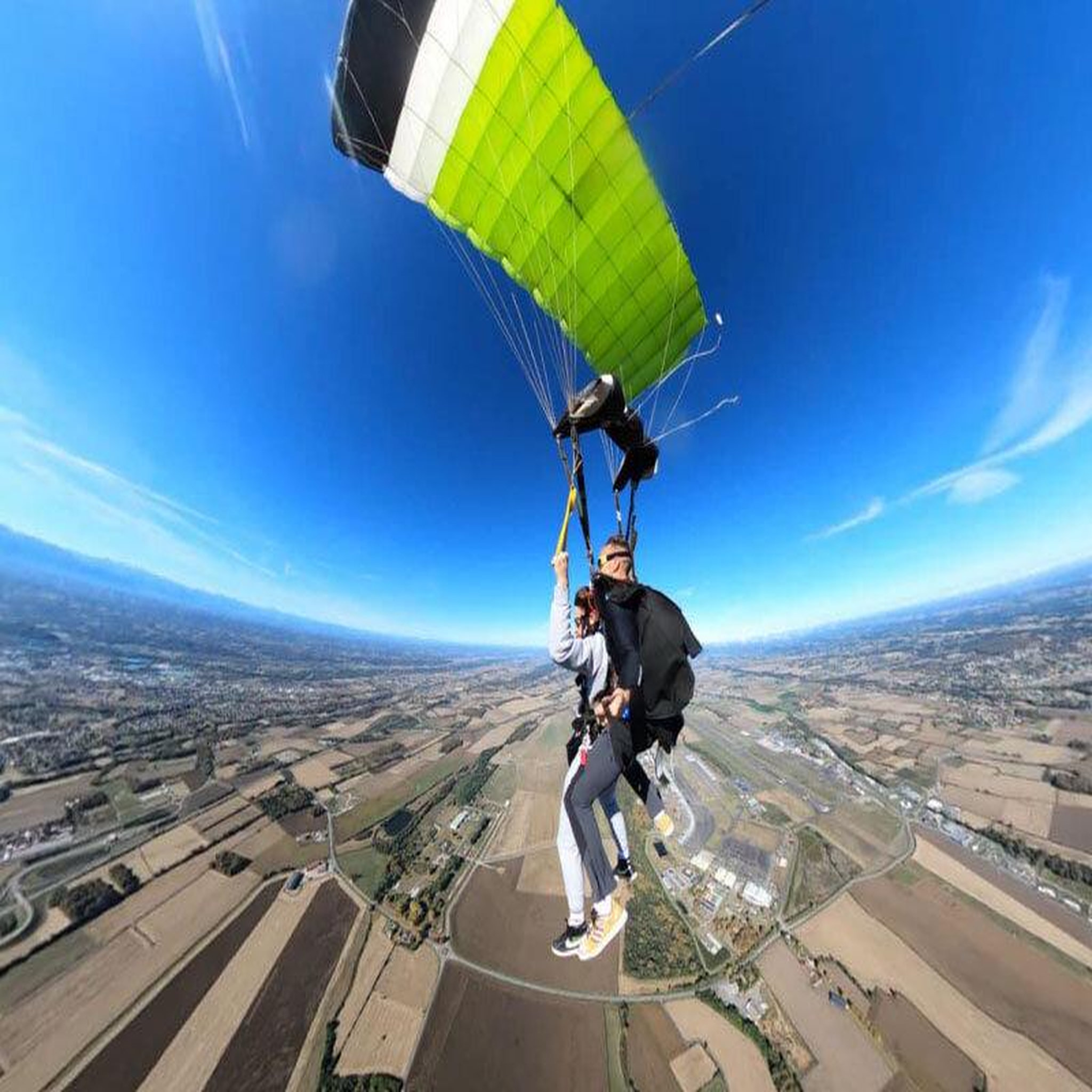 Voir la diapositive 3 : Smartbox Saut en parachute en tandem à Pau pour 2 personnes - Coffret Cadeau Sport & Aventure