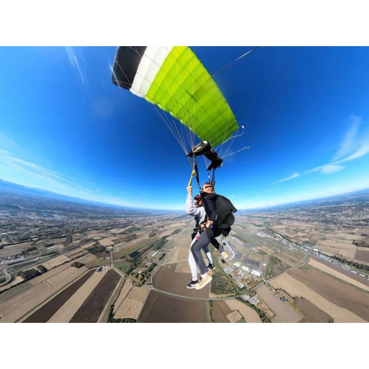 Smartbox Saut en parachute en tandem à Pau pour 2 personnes - Coffret Cadeau Sport & Aventure