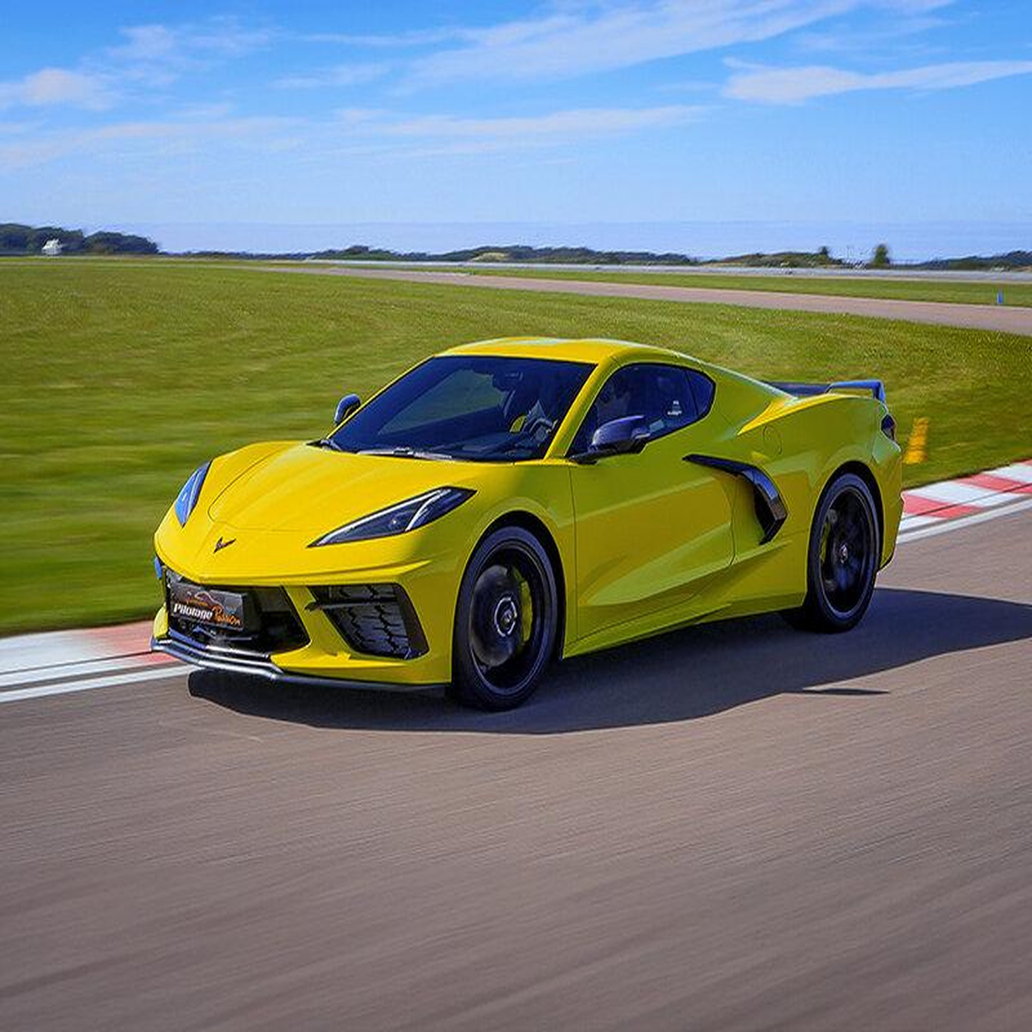 Voir la diapositive 4 : Smartbox Stage de pilotage multivolant : 2 tours en corvette, 2 tours en lamborghini gallardo lp560 et 2 tours en mustang sur le circuit du luc - coffret cadeau sport & aventure