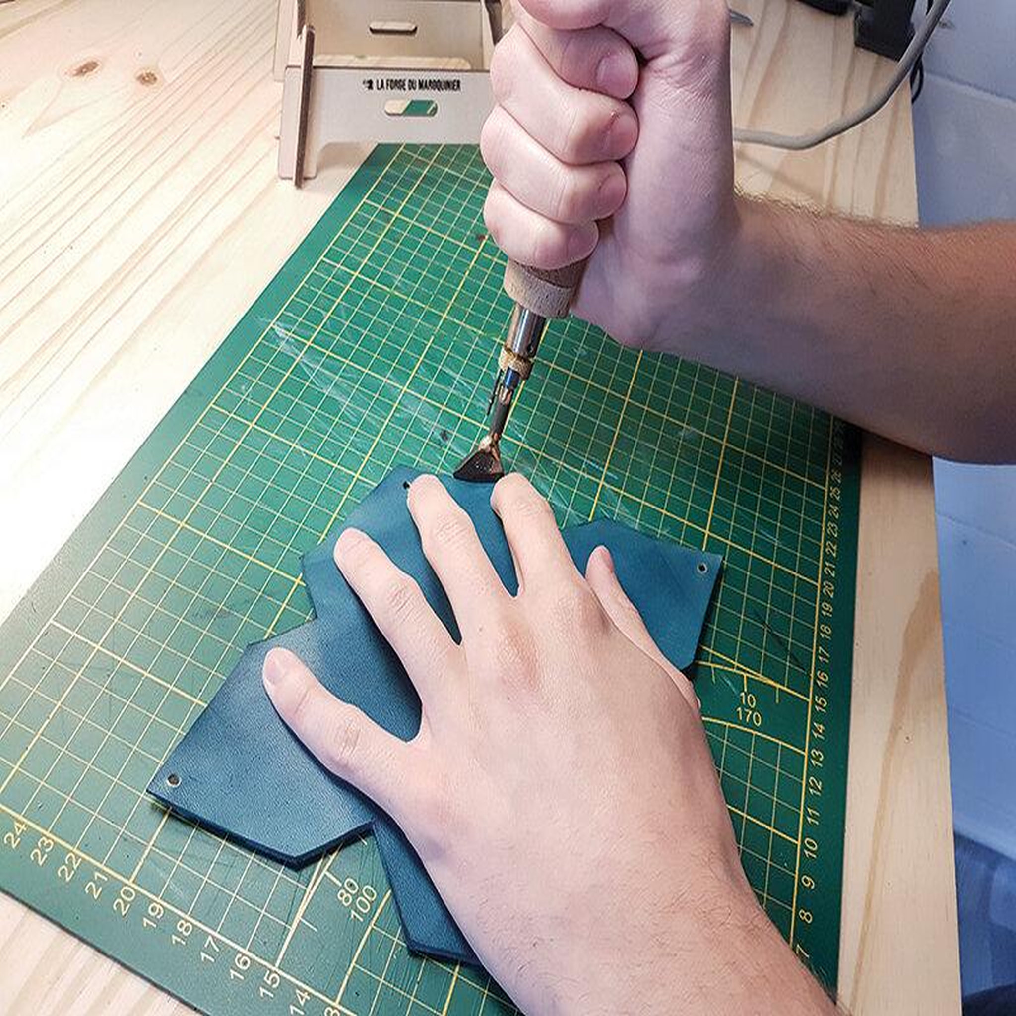 Voir la diapositive 3 : Smartbox Atelier de maroquinerie avec confection d'un porte-carte en cuir - coffret cadeau multi-thèmes