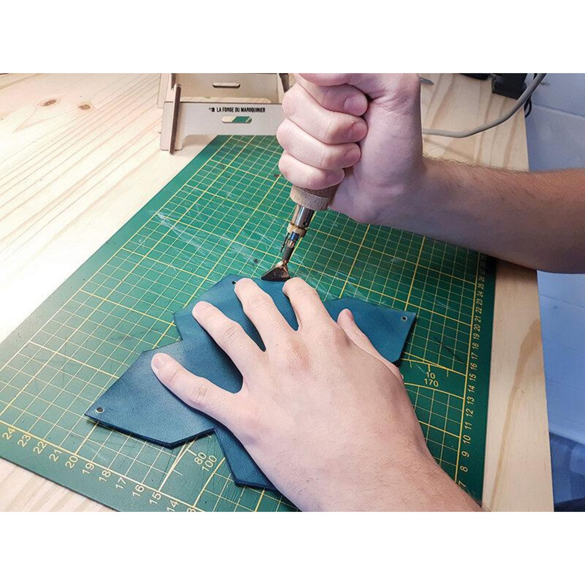 Smartbox Atelier de maroquinerie avec confection d'un porte-carte en cuir - Coffret Cadeau Multi-thèmes