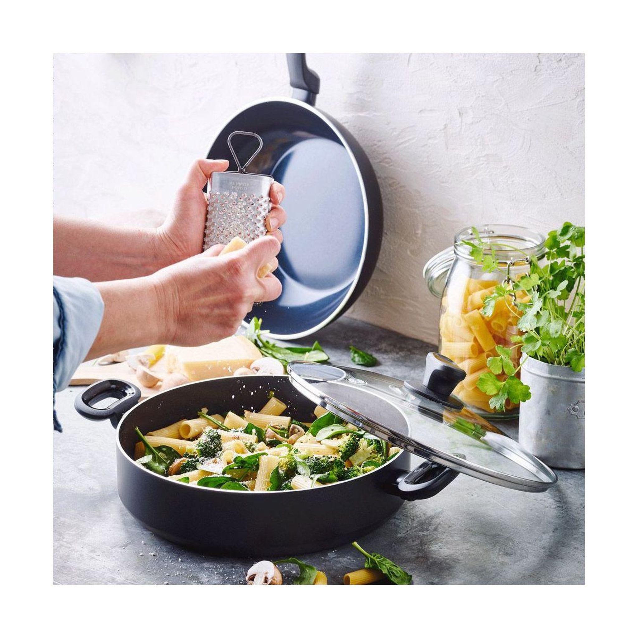 Voir la diapositive 2 : GREENPAN Sauteuse 28cm Torino