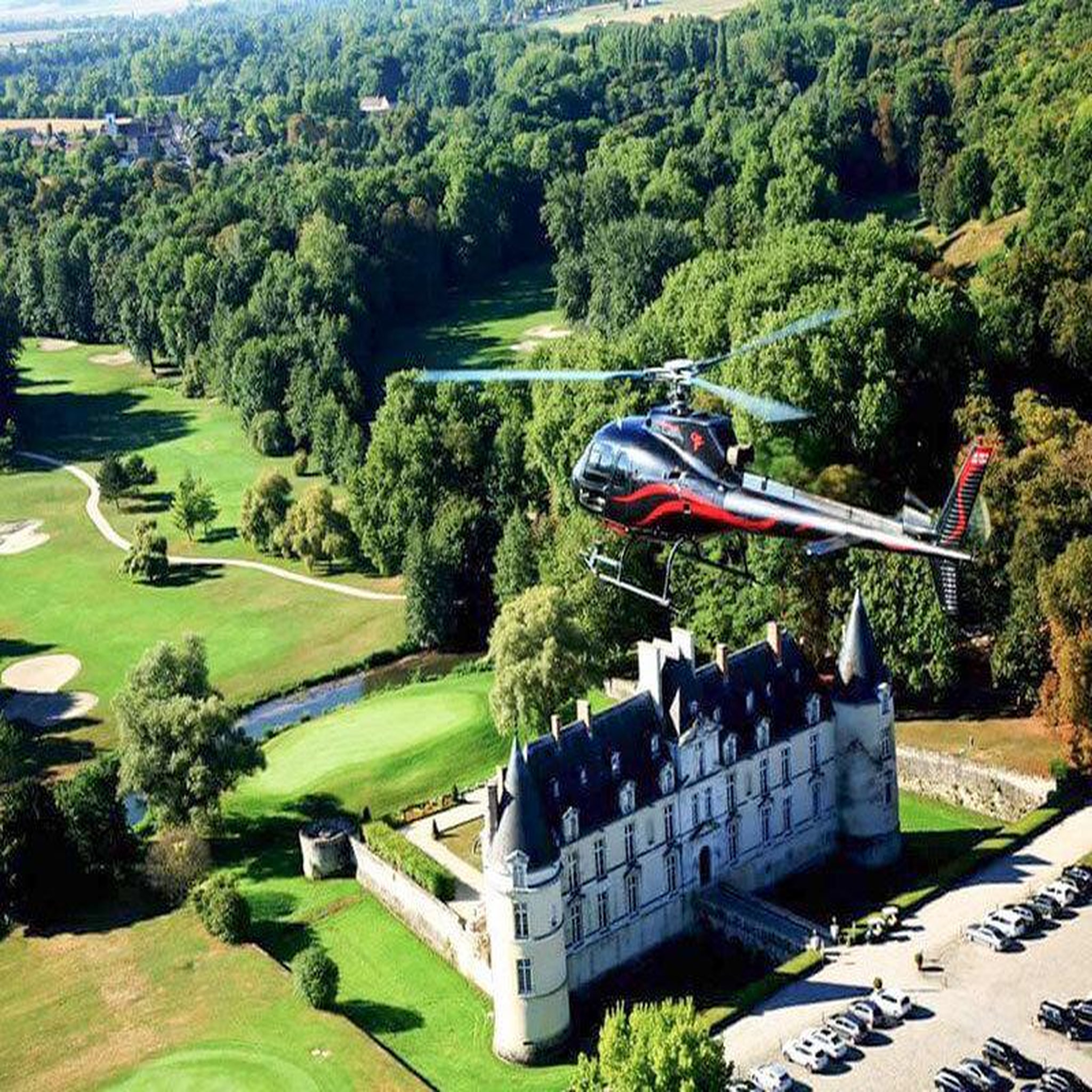 Voir la diapositive 2 : Smartbox Vol en hélicoptère de 30 min au-dessus du château de vaux-le-vicomte - coffret cadeau sport & aventure