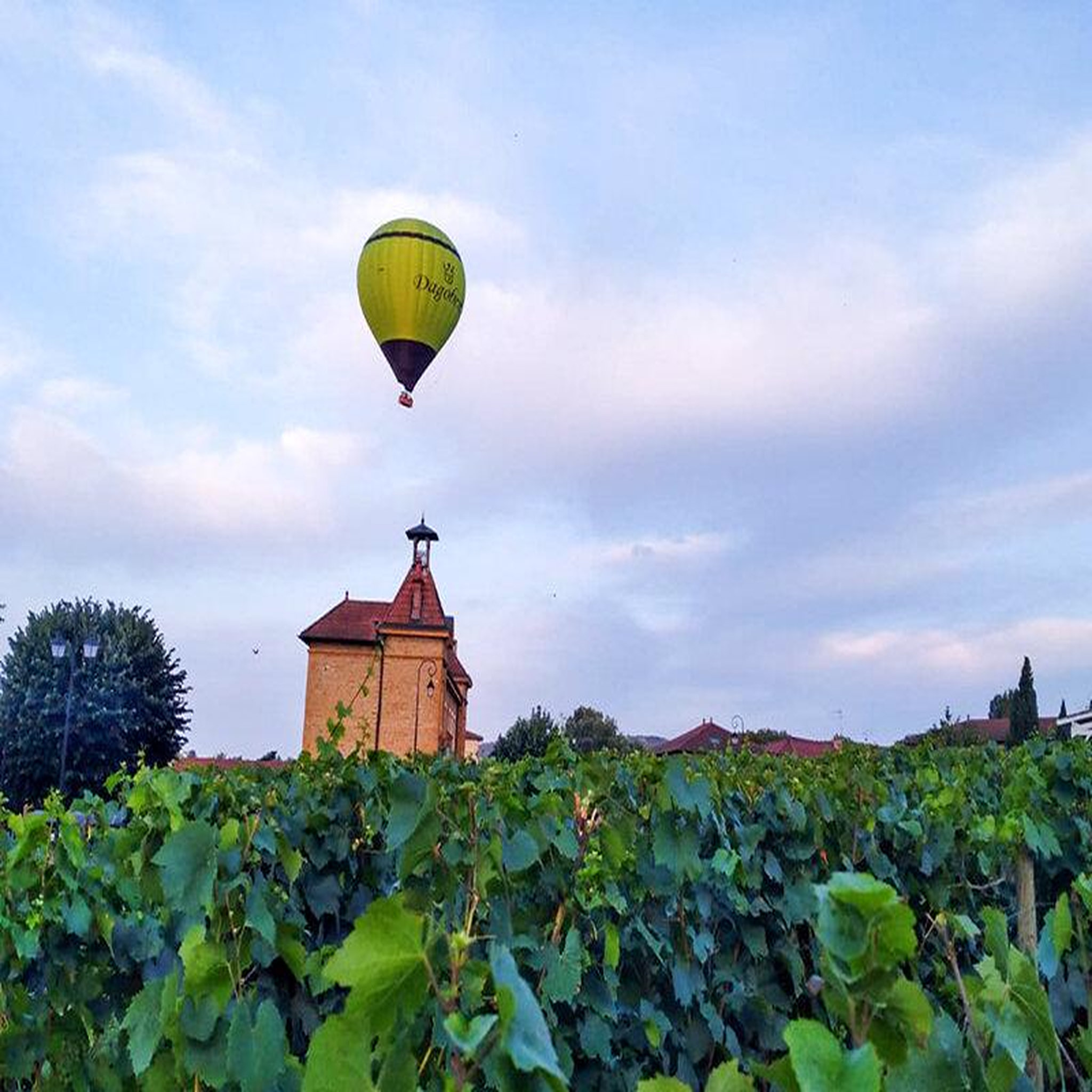 Voir la diapositive 2 : Smartbox Vol en montgolfière au-dessus du Beaujolais en week-end - Coffret Cadeau Sport & Aventure