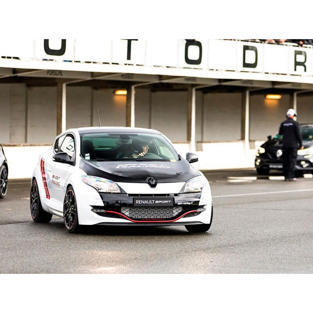 Smartbox 1/2 journée de pilotage en Mégane 3 RS Trophy sur un circuit : Dijon, Magny-Cours ou Le Mans - Coffret Cadeau Sport & Aventure