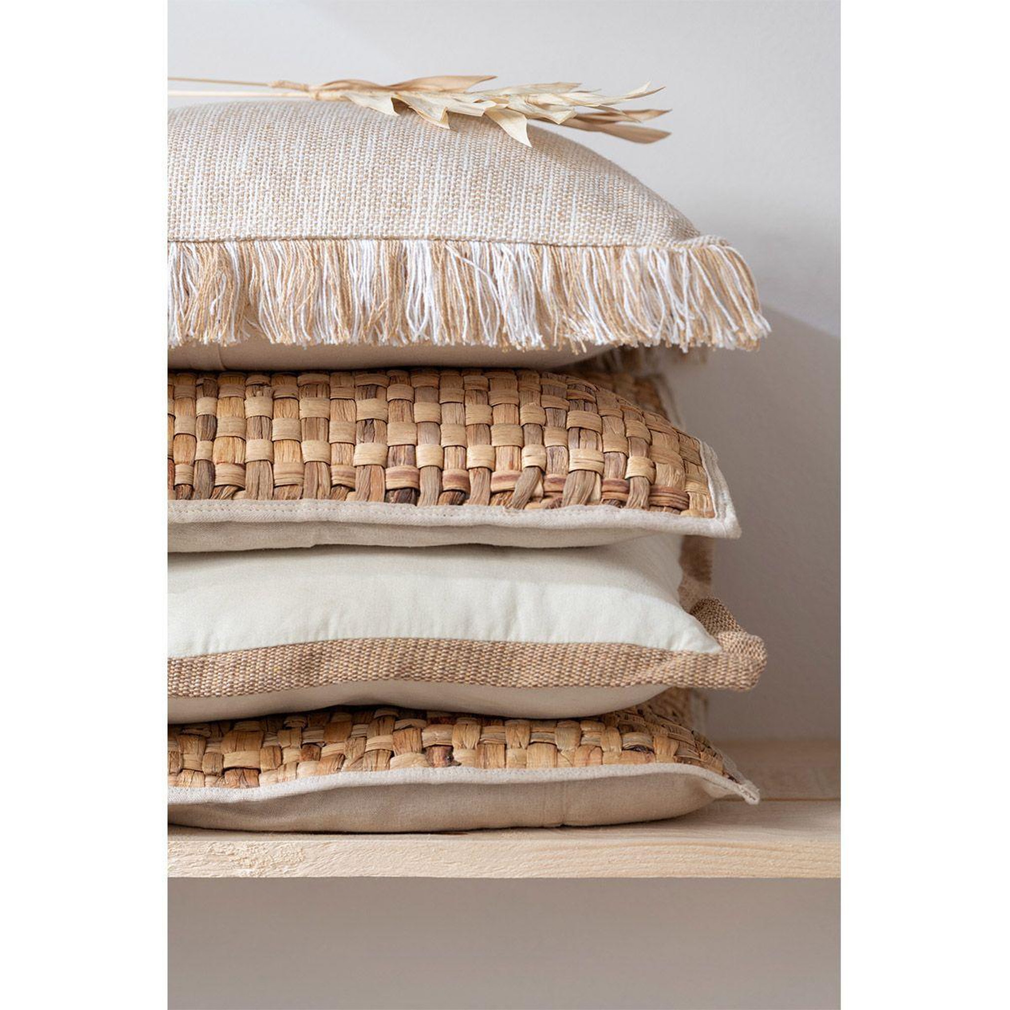Voir la diapositive 4 : J-LINE Coussin déco carré  mayssa  45x45cm naturel