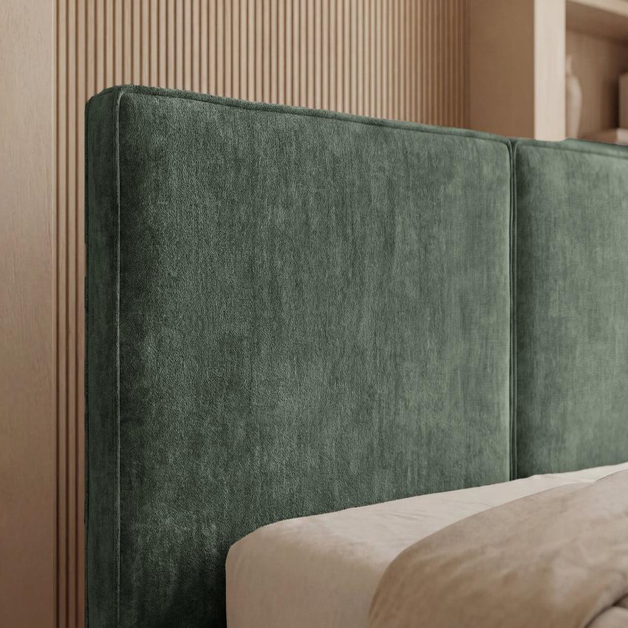 Voir la diapositive 4 : CASANOVA PARIS Celia - lit coffre tissu velours vert