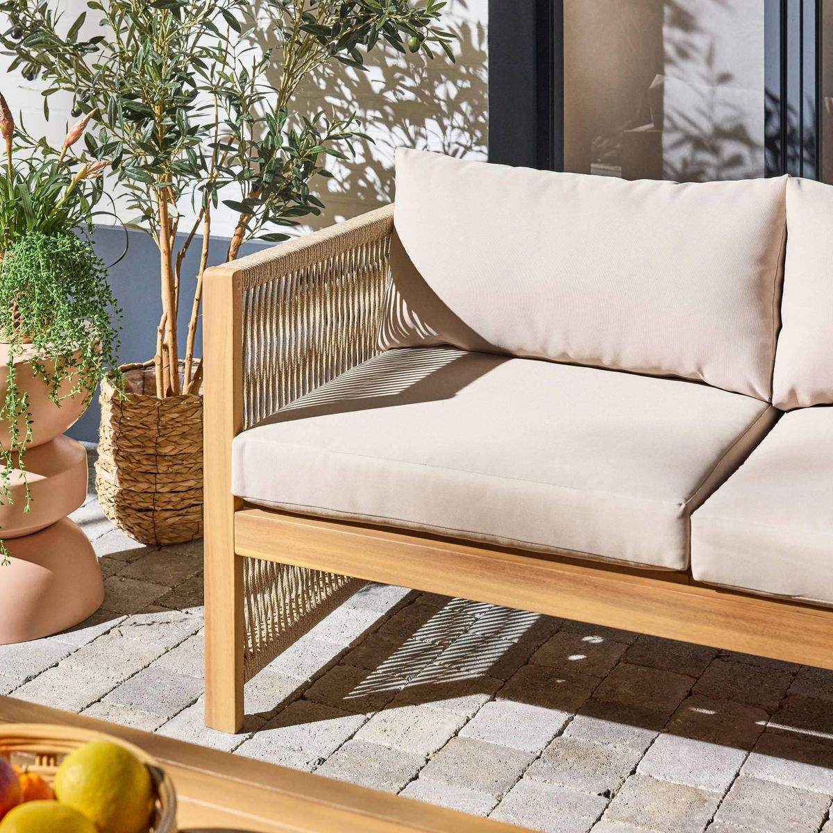 SWEEEK Salon de jardin d'angle bois d'acacia. corde et polyester 3 places table rectangulaire naturel et beige