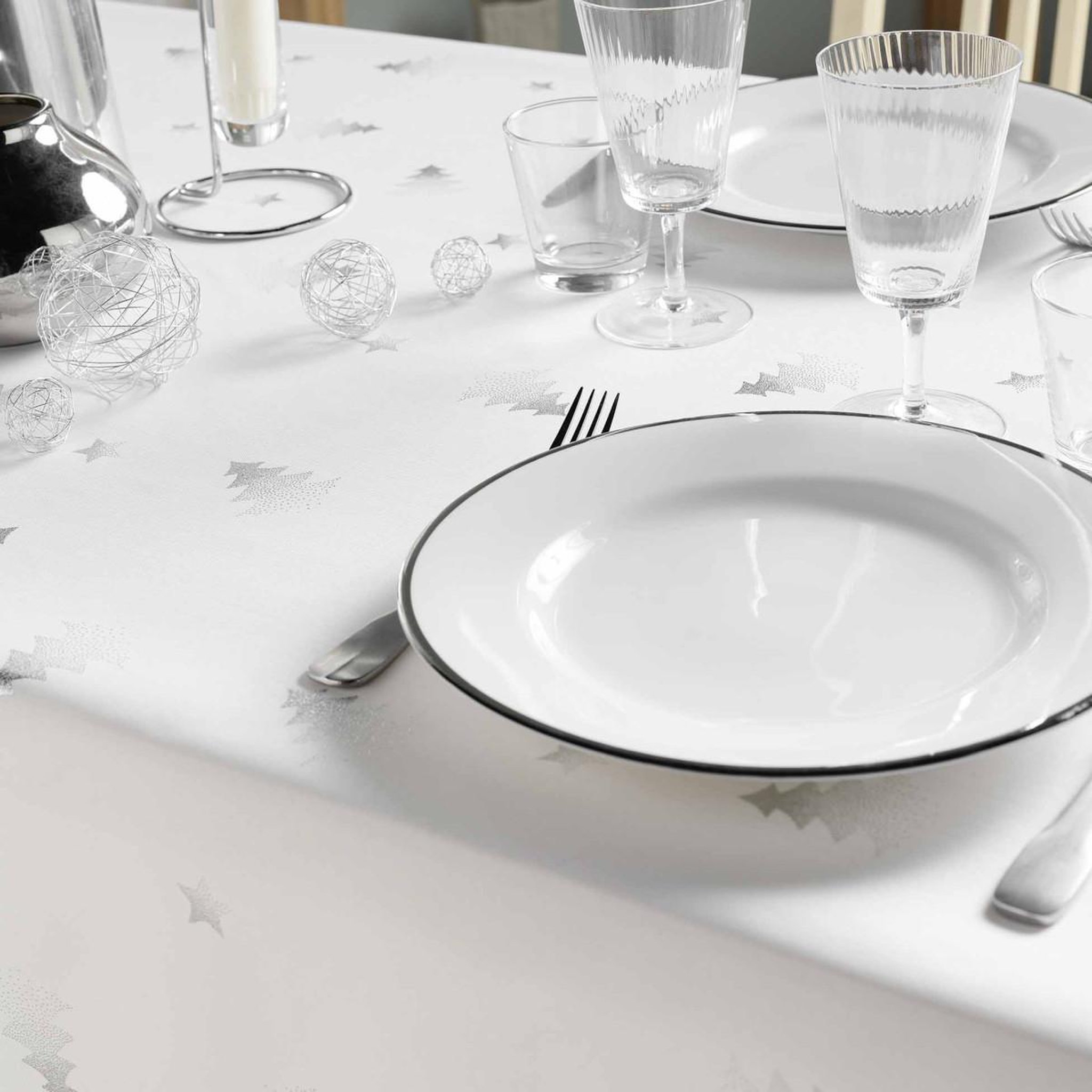 Voir la diapositive 2 : Douceur d'Intérieur Nappe à motifs  sapin  150x300cm blanc & argent