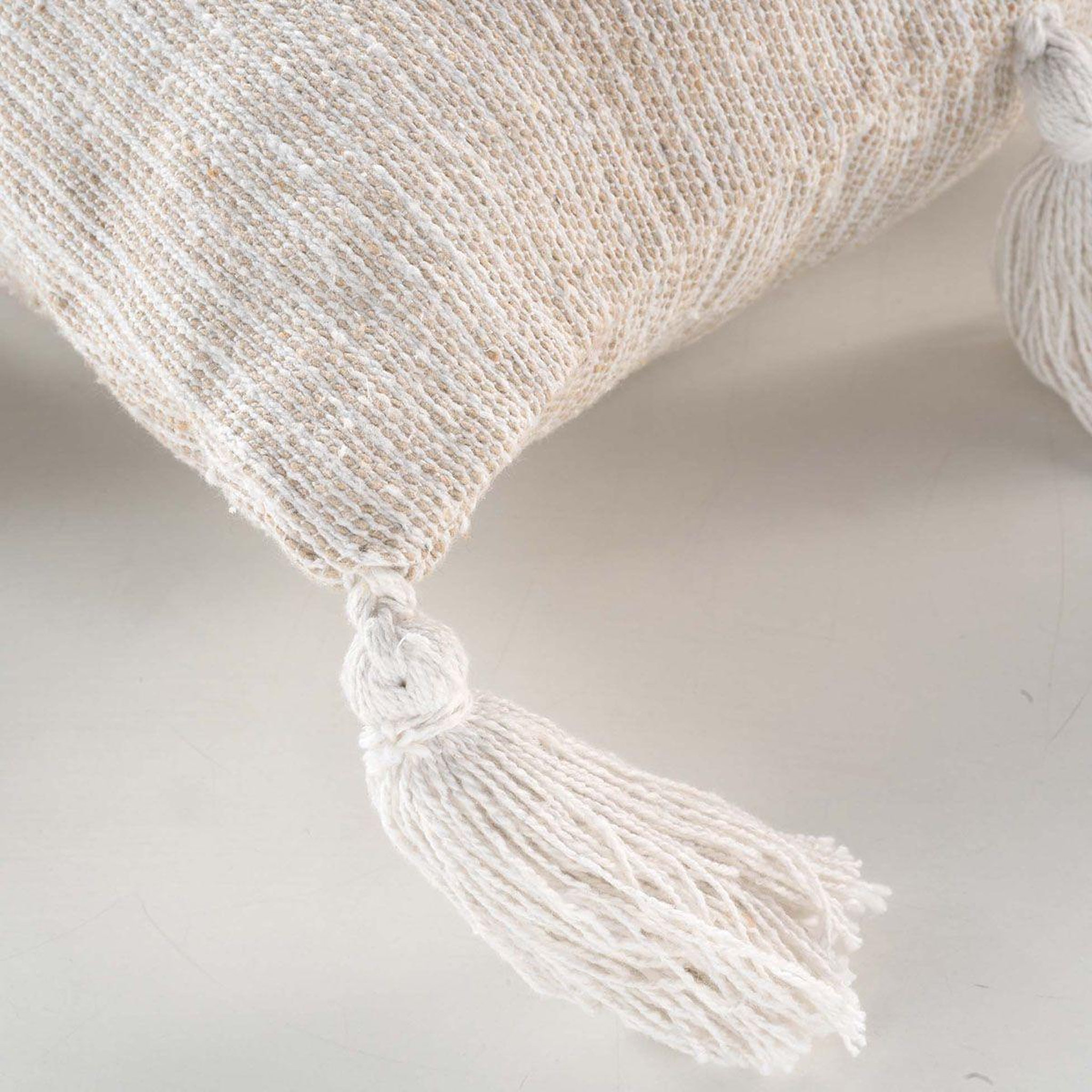 Voir la diapositive 4 : Douceur d'Intérieur Housse de coussin à pompons  ines  40x40cm beige