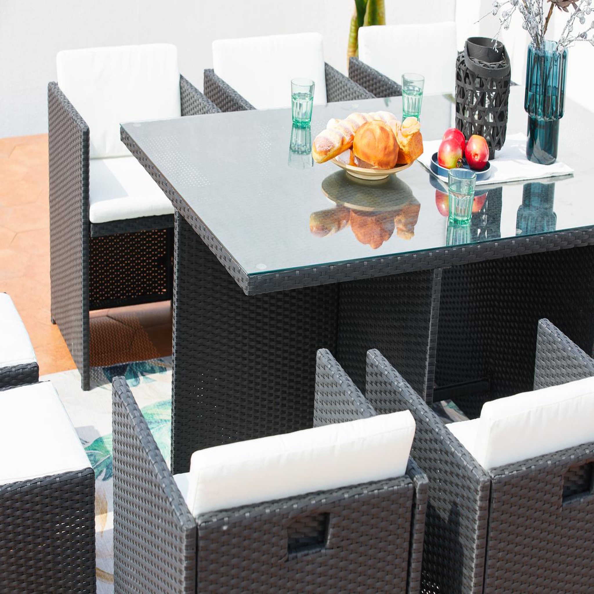 Voir la diapositive 5 : CONCEPT USINE Table et chaises 6 places encastrables en résine noir-blanc miami