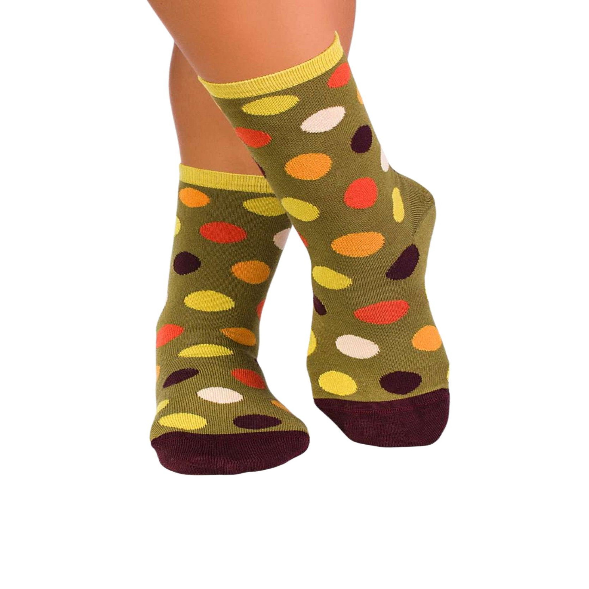PIRIN HILL Chaussettes en bambou à pois - kaki. Coloris disponibles : Vert