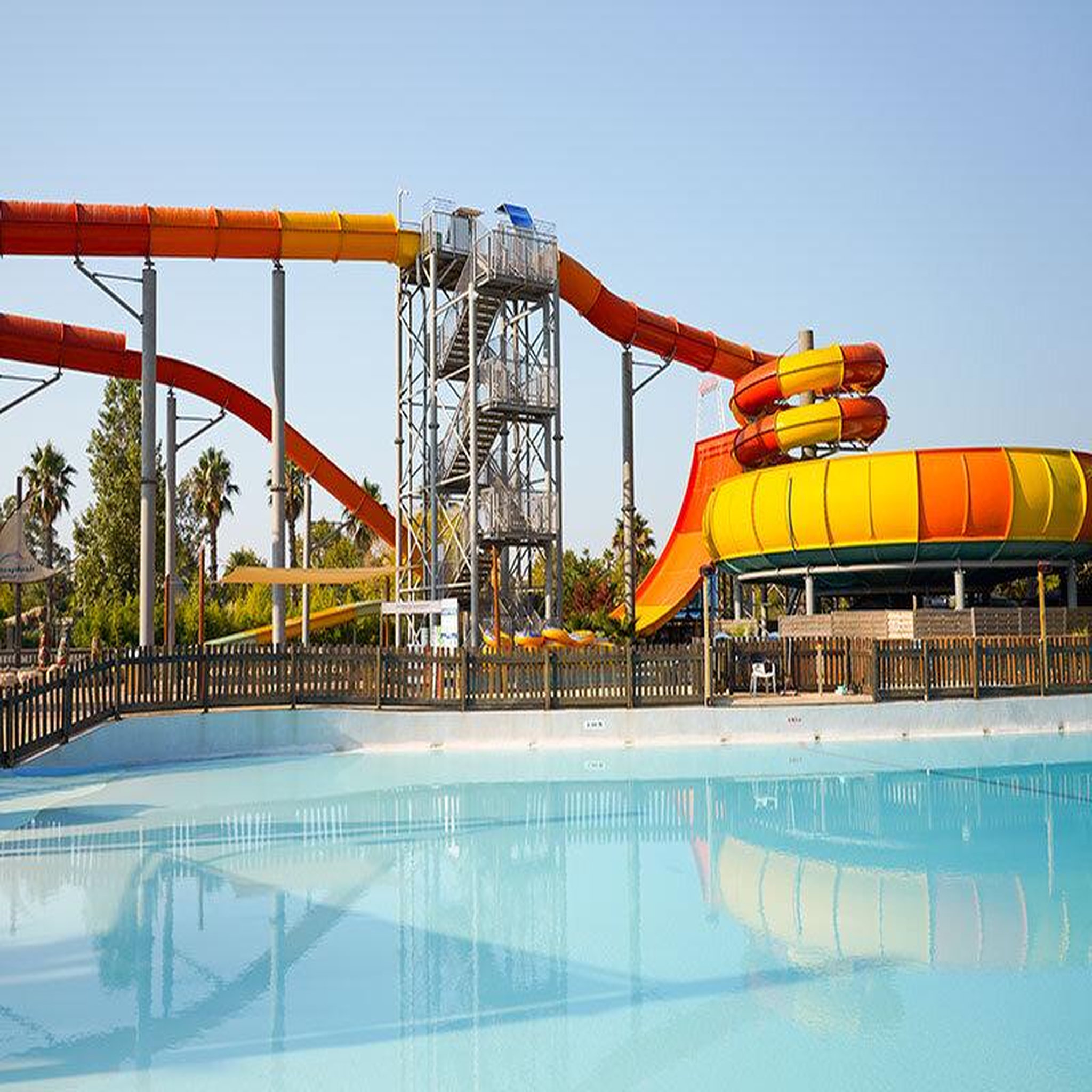 Voir la diapositive 4 : Smartbox Journée au parc Aquasplash à Antibes : 1 entrée adulte et 1 entrée enfant - Coffret Cadeau Sport & Aventure