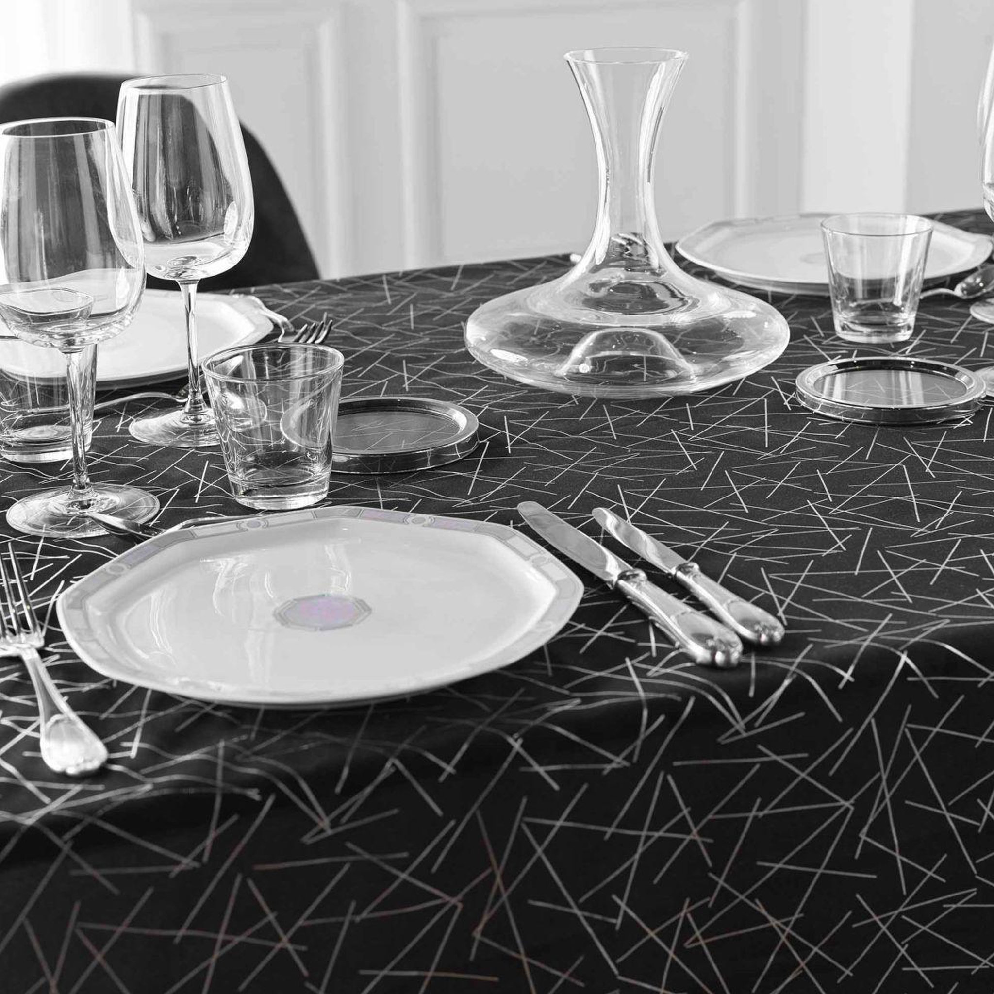 Voir la diapositive 2 : Douceur d'Intérieur Nappe antitache imprimé  mikado  140x240cm noir & argent