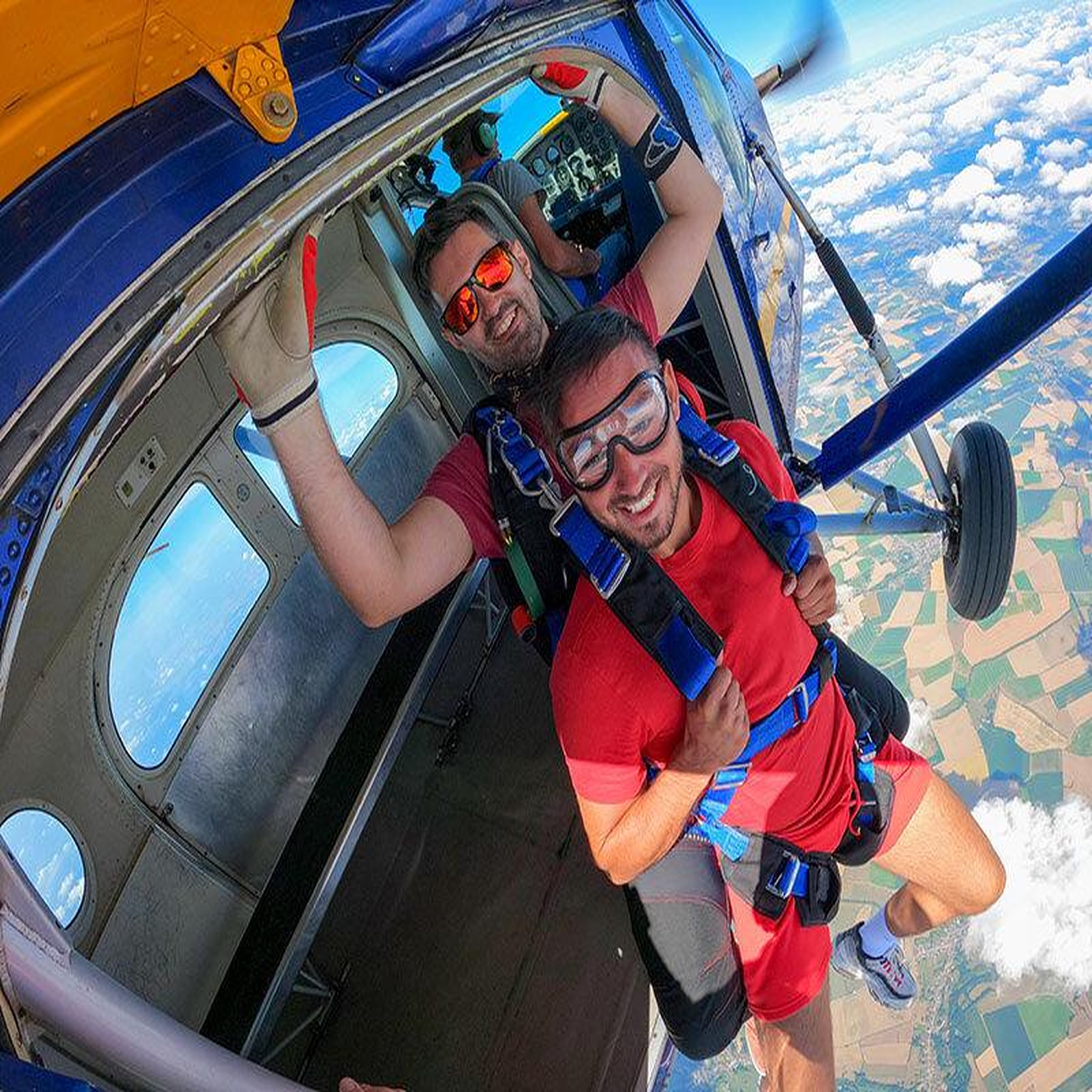 Voir la diapositive 3 : Smartbox Saut en parachute en tandem avec un moniteur près de maubeuge - coffret cadeau sport & aventure