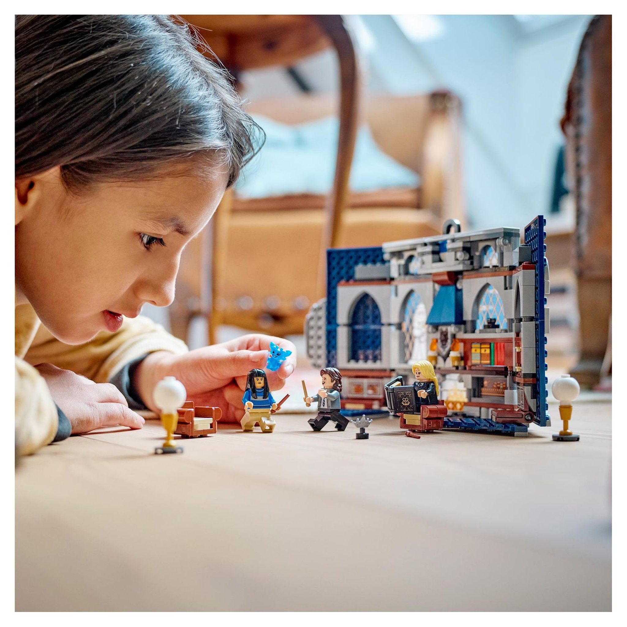 Voir la diapositive 8 : LEGO Harry Potter 76411 - Le blason de la maison Serdaigle, Jouet avec 3 Minifigurines et Diadème, Décoration Murale Salle Commune Château de Poudlard, Collection