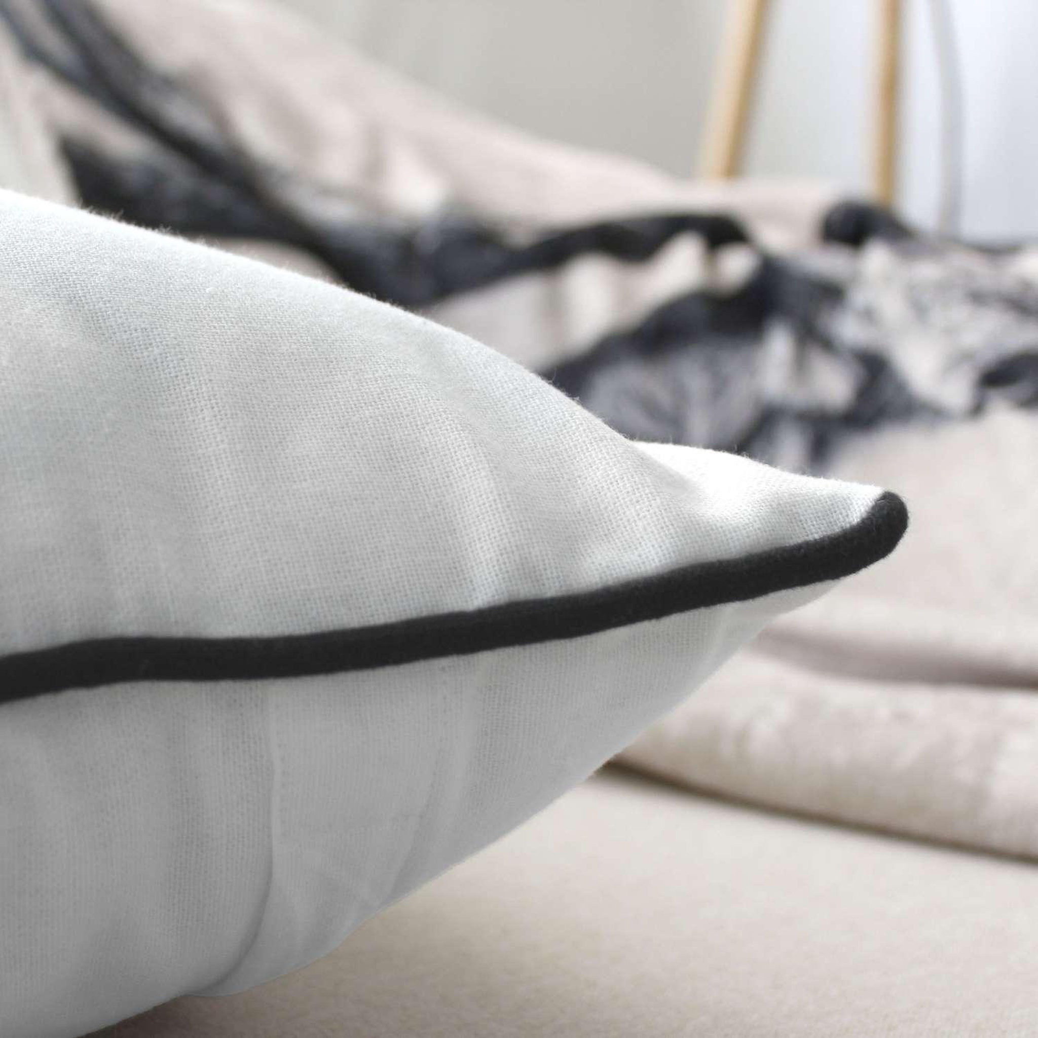 Voir la diapositive 3 : TOILINUX Coussin imprimé ours epicéa - 40 x 40 cm - blanc
