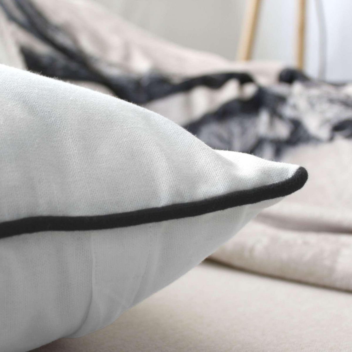 TOILINUX Coussin imprimé ours Epicéa - 40 x 40 cm - Blanc