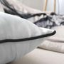 Voir la diapositive 3 : TOILINUX Coussin imprimé ours Epicéa - 40 x 40 cm - Blanc