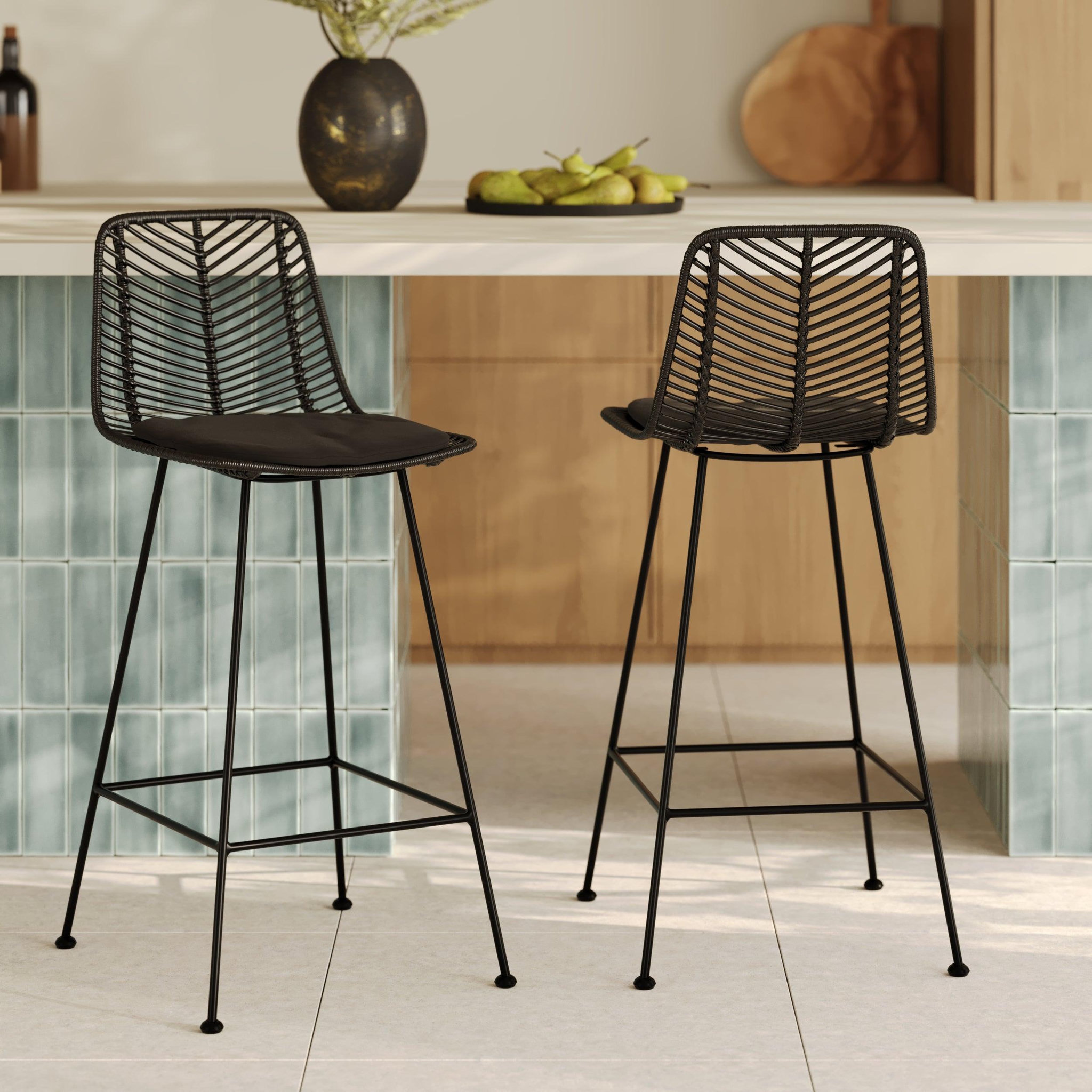 Voir la diapositive 2 : MAISON PAVANE Lot de 2 chaises pour îlot central 66 cm en rotin noir-tamara