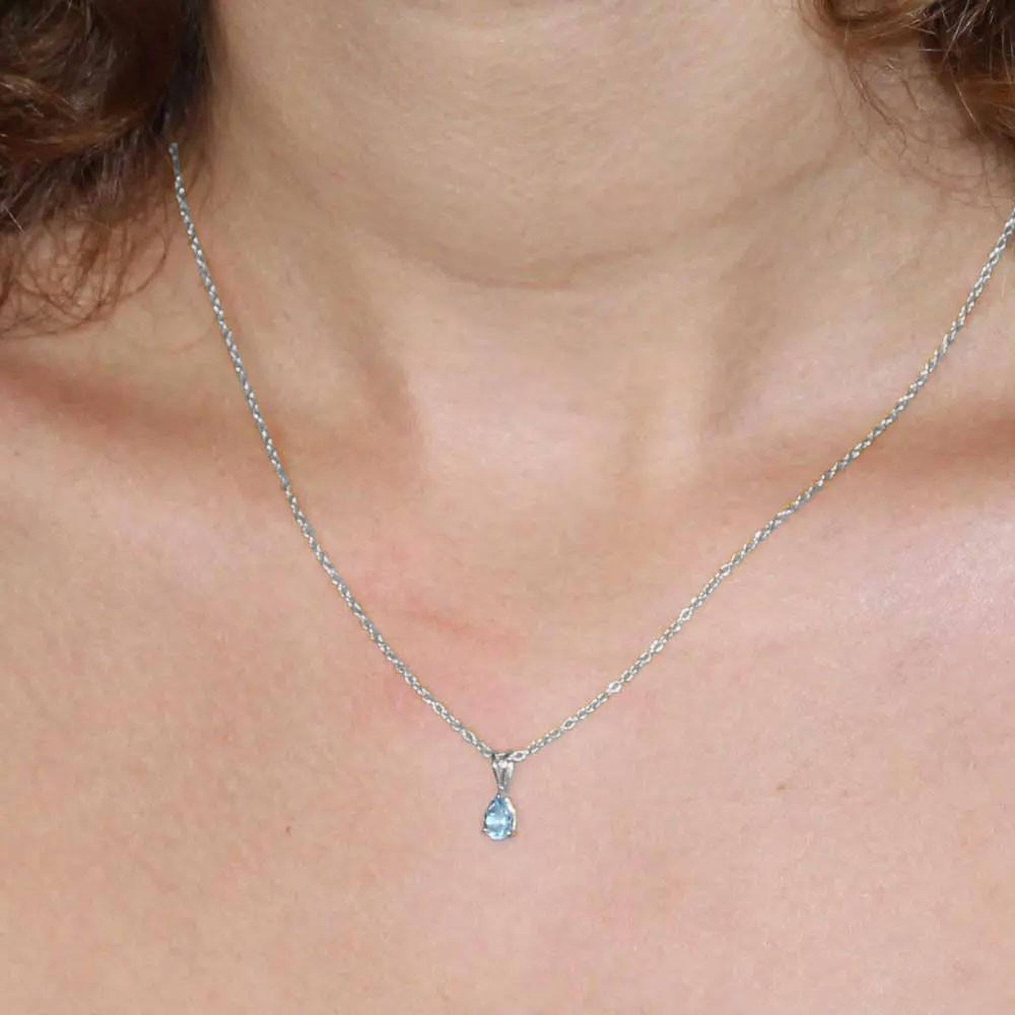 Voir la diapositive 3 : L'ATELIER D'AZUR Collier - Pendentif Or Blanc Topaze Bleue Goutte - Femme