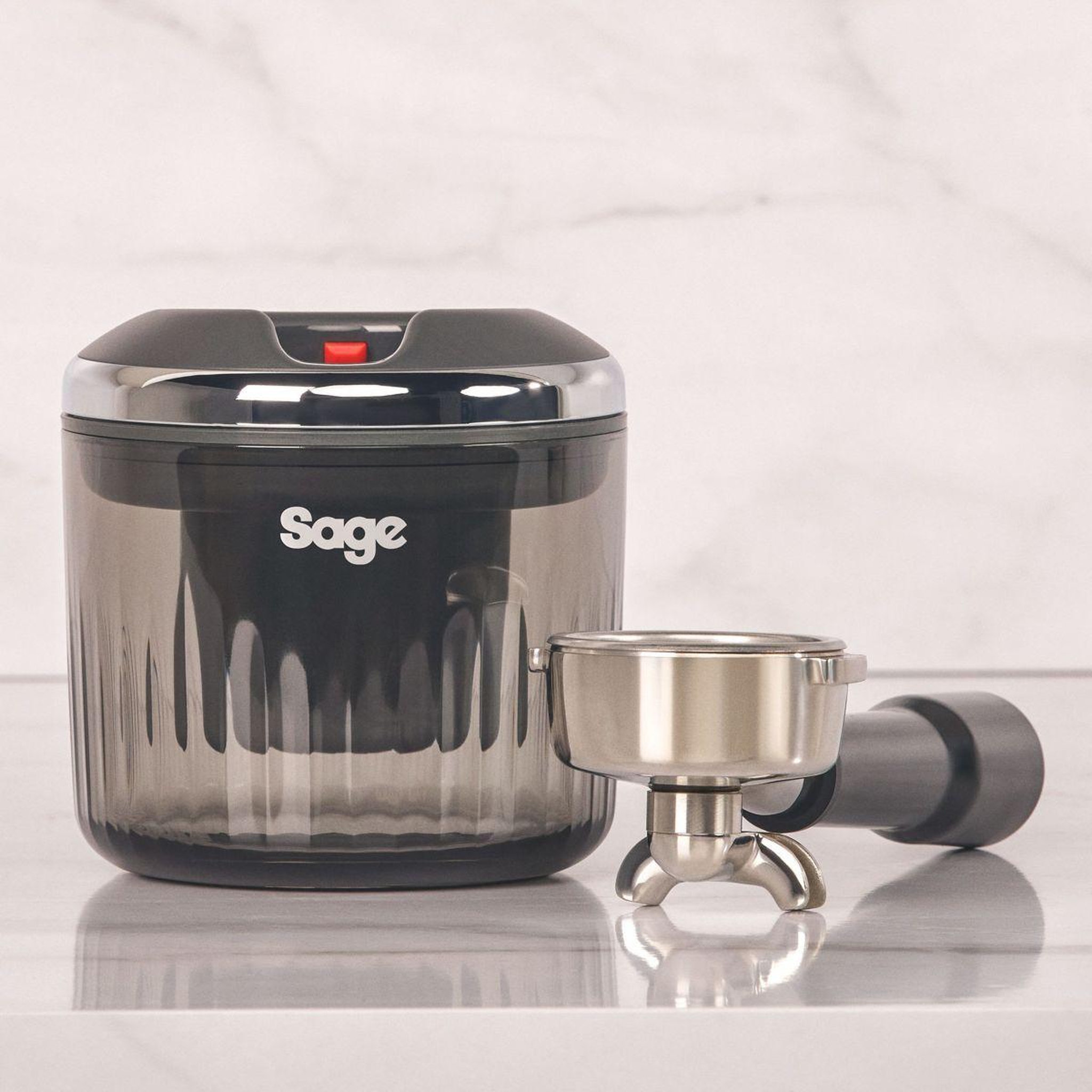 Voir la diapositive 5 : SAGE APPLIANCES Bac à marc the puck sucker