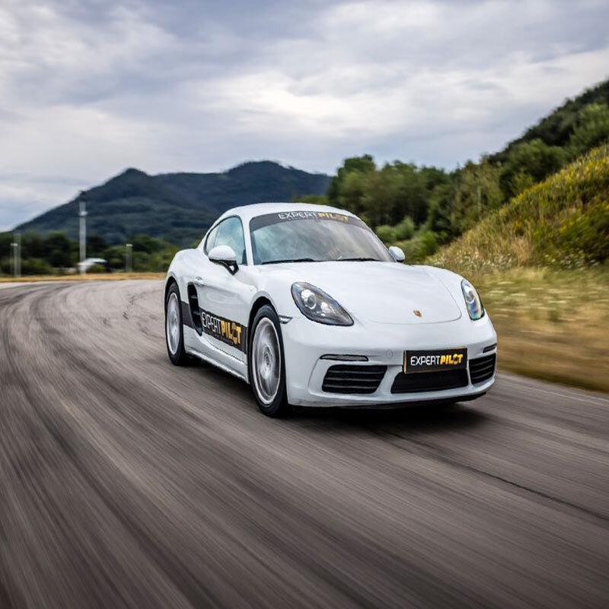 Voir la diapositive 2 : Smartbox Stage de pilotage : 4 tours sur le circuit de chambley en porsche cayman ou alpine a110 - coffret cadeau sport & aventure