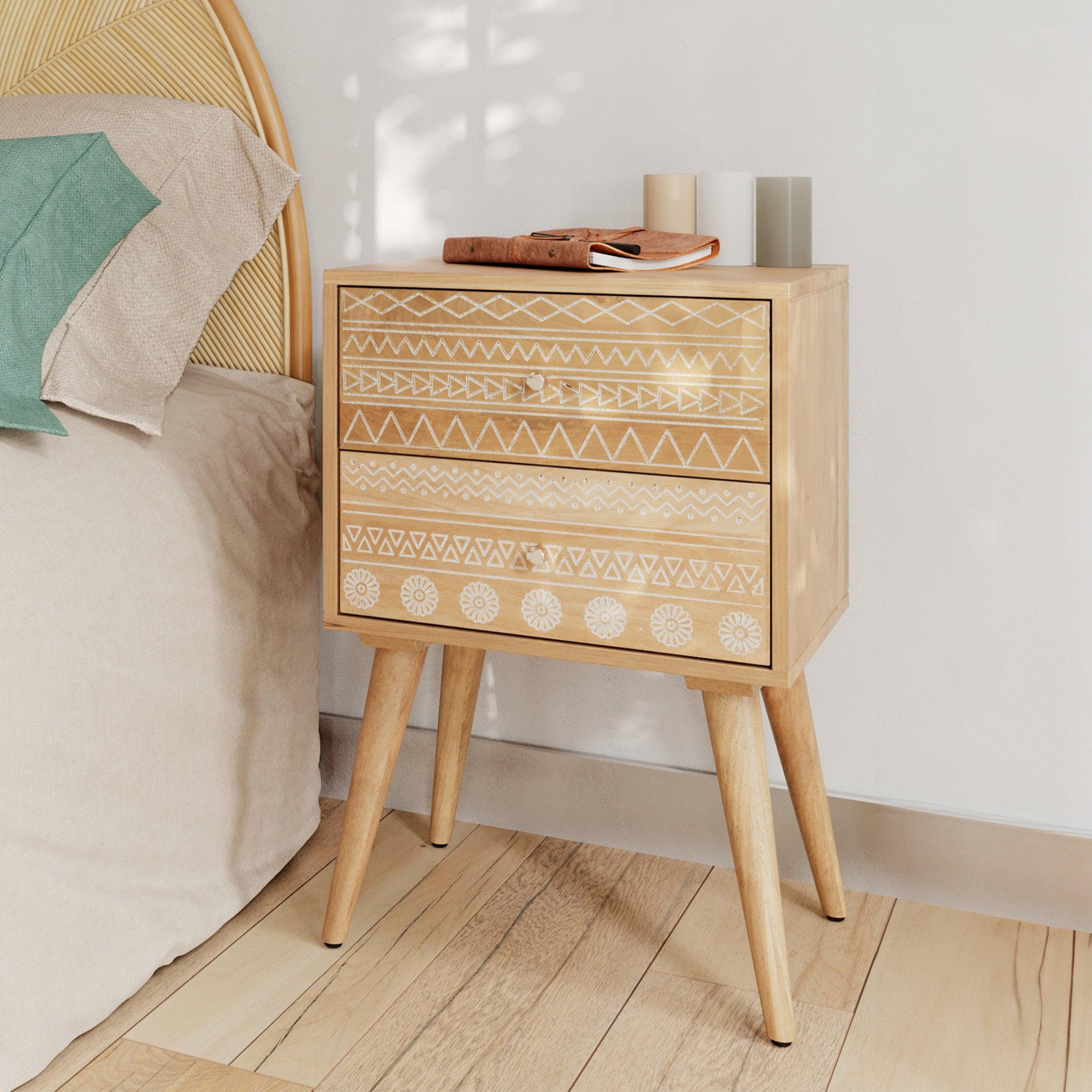 Voir la diapositive 2 : MAISON PAVANE Table de chevet en bois de manguier gravé 2 tiroirs-tiny