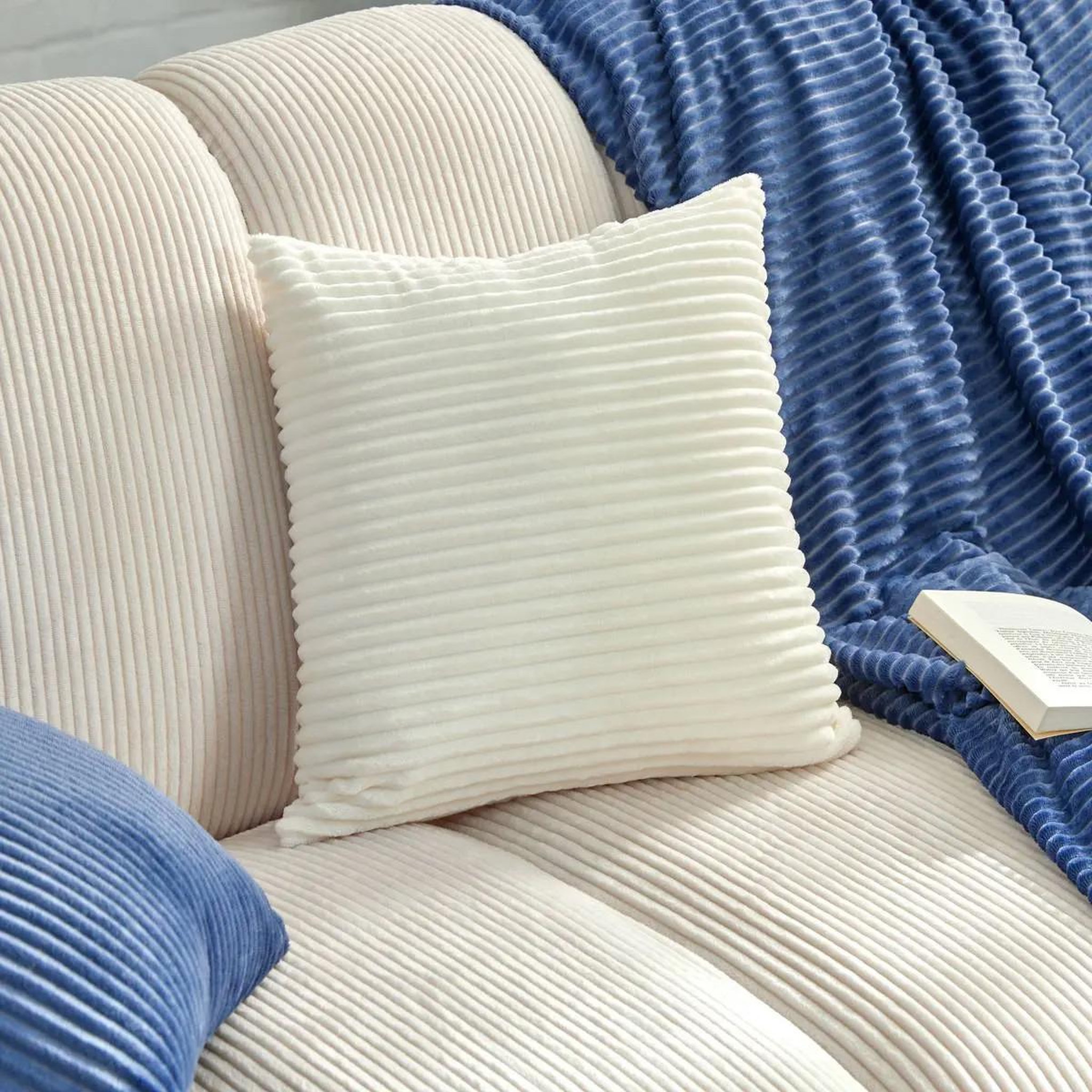 Voir la diapositive 4 : ATMOSPHERA Coussin en velours côtelé  arum  38x38cm ivoire