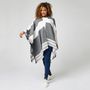 Voir la diapositive 2 : IN EXTENSO Poncho écharpe à carreaux femme