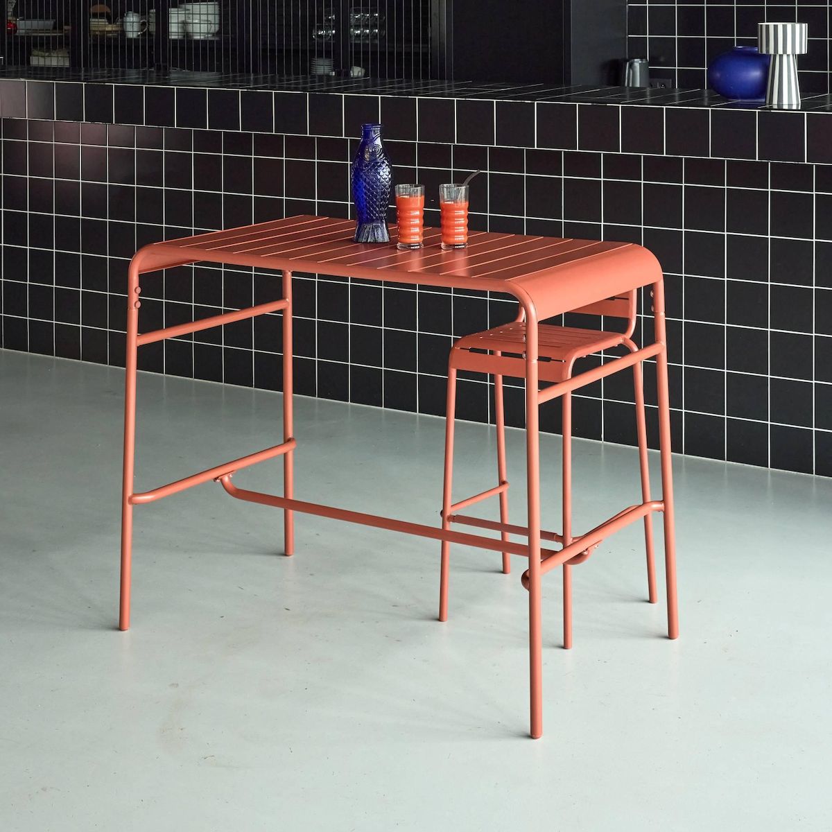 SWEEEK Table haute de jardin métal 4 places, Amelia 120 x 70cm x 95cm