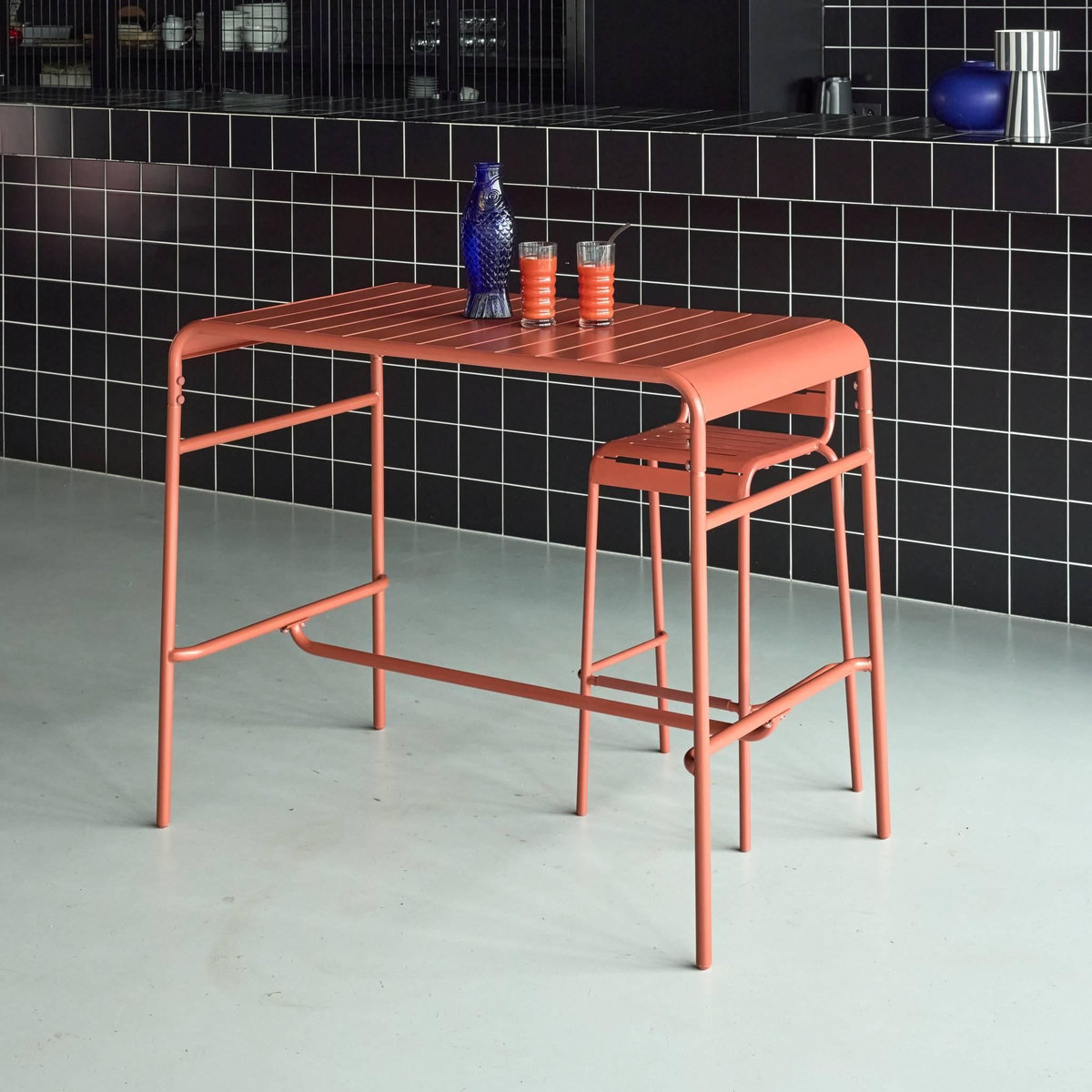 SWEEEK Table haute de jardin métal 4 places, Amelia 120 x 70cm x 95cm