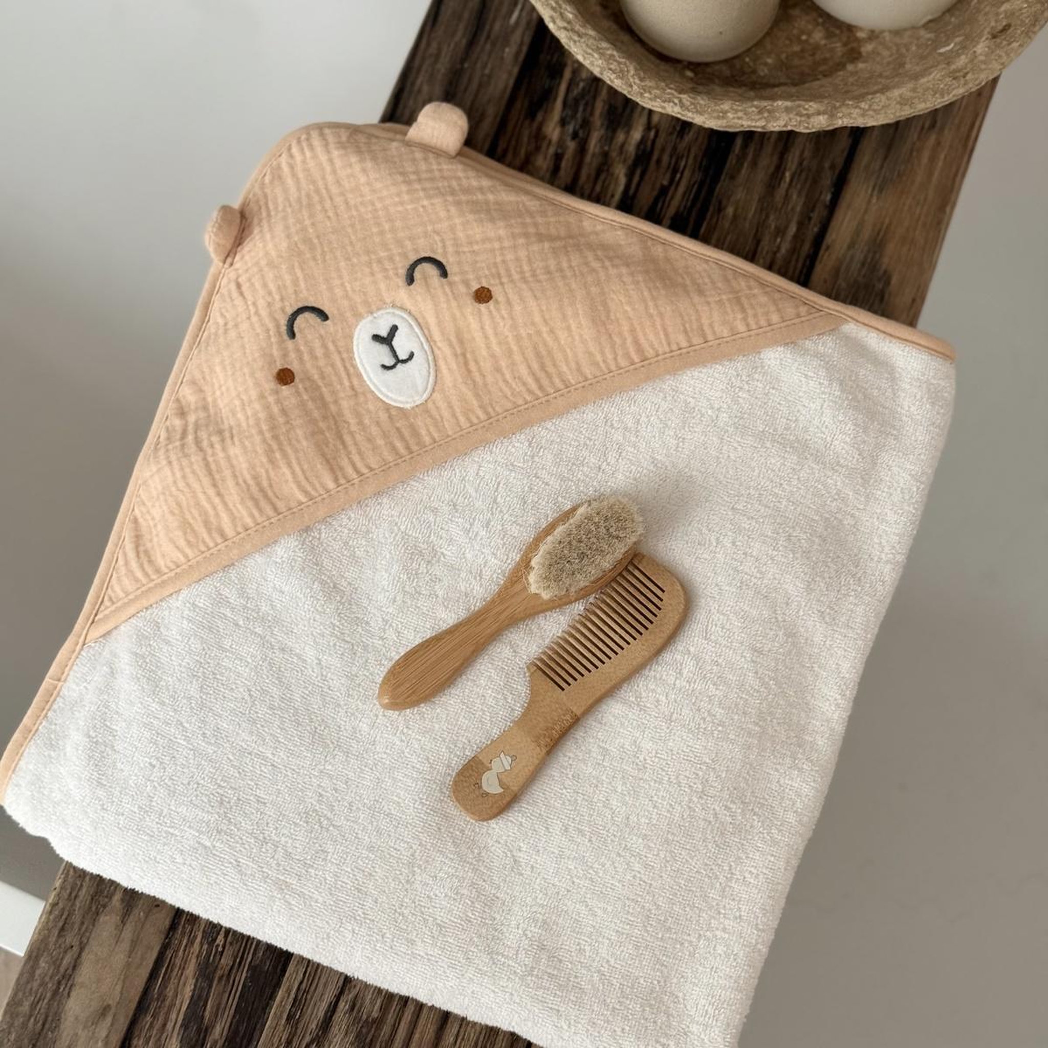 Voir la diapositive 3 : Petit Béguin Cape de bain bébé noisette