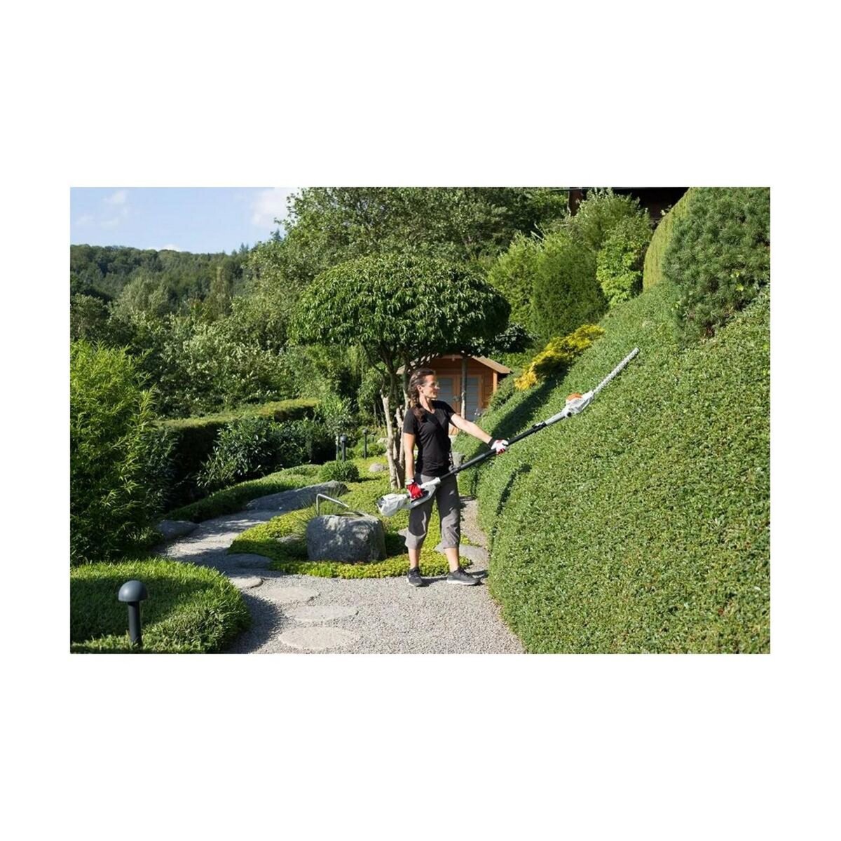 Ikra Taille Haie sur perche télescopique 40V - Lame de 43cm -Batterie Lithium 2,5Ah + Chargeur Led 40V - Sangle d'épaule IKRA