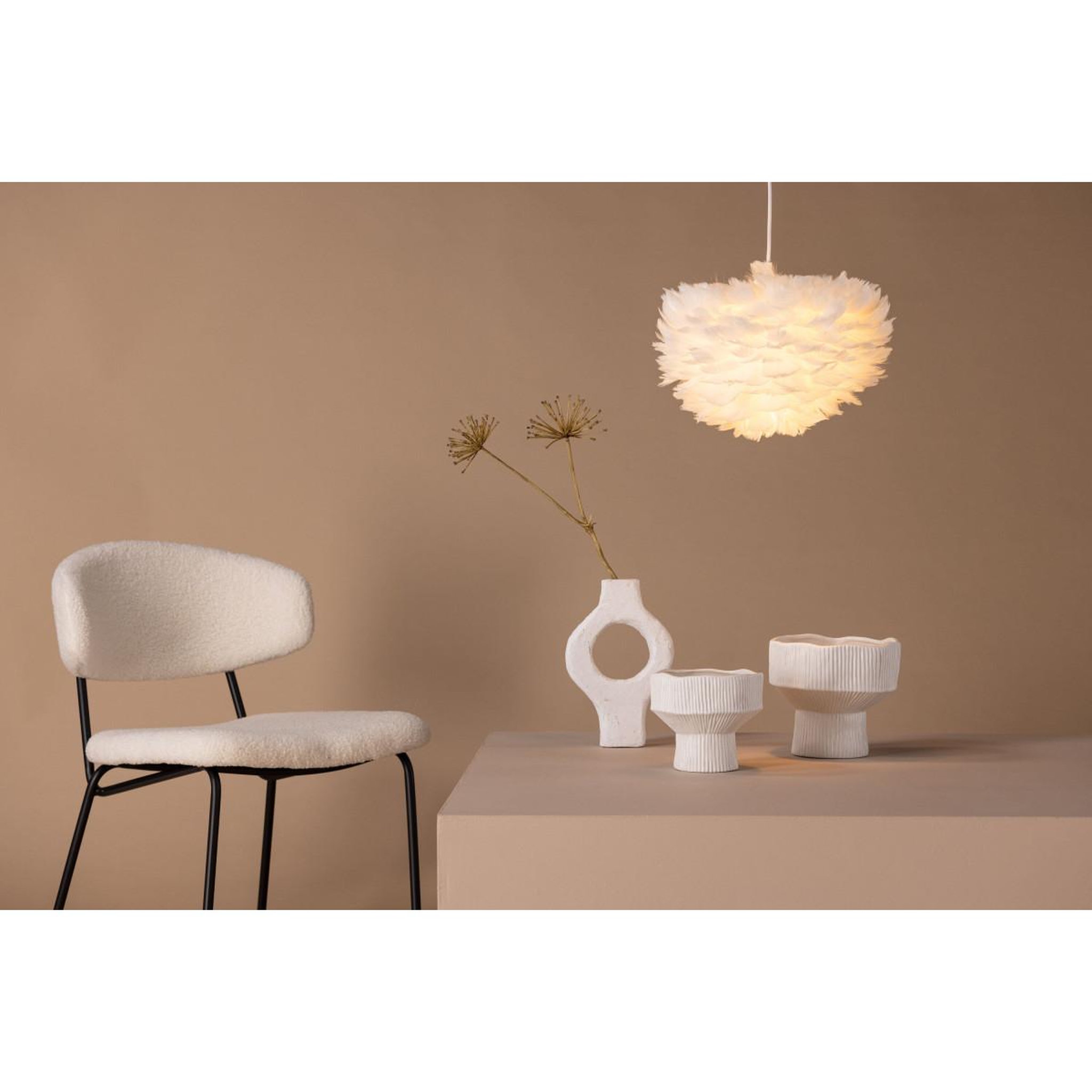 Voir la diapositive 5 : Paris Prix Lampe suspension en plume  nicola  35cm blanc