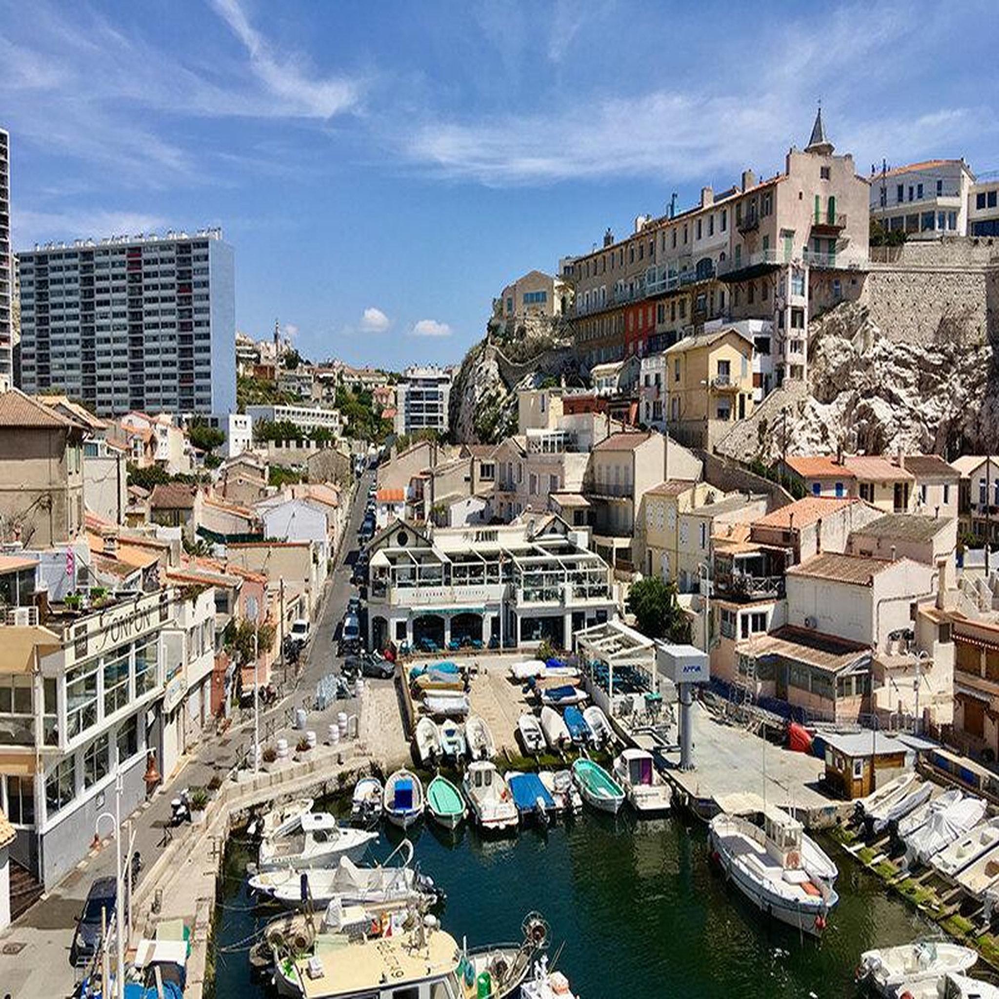 Voir la diapositive 2 : Smartbox Visite de Marseille et ses trésors architecturaux et culturels - Coffret Cadeau Sport & Aventure