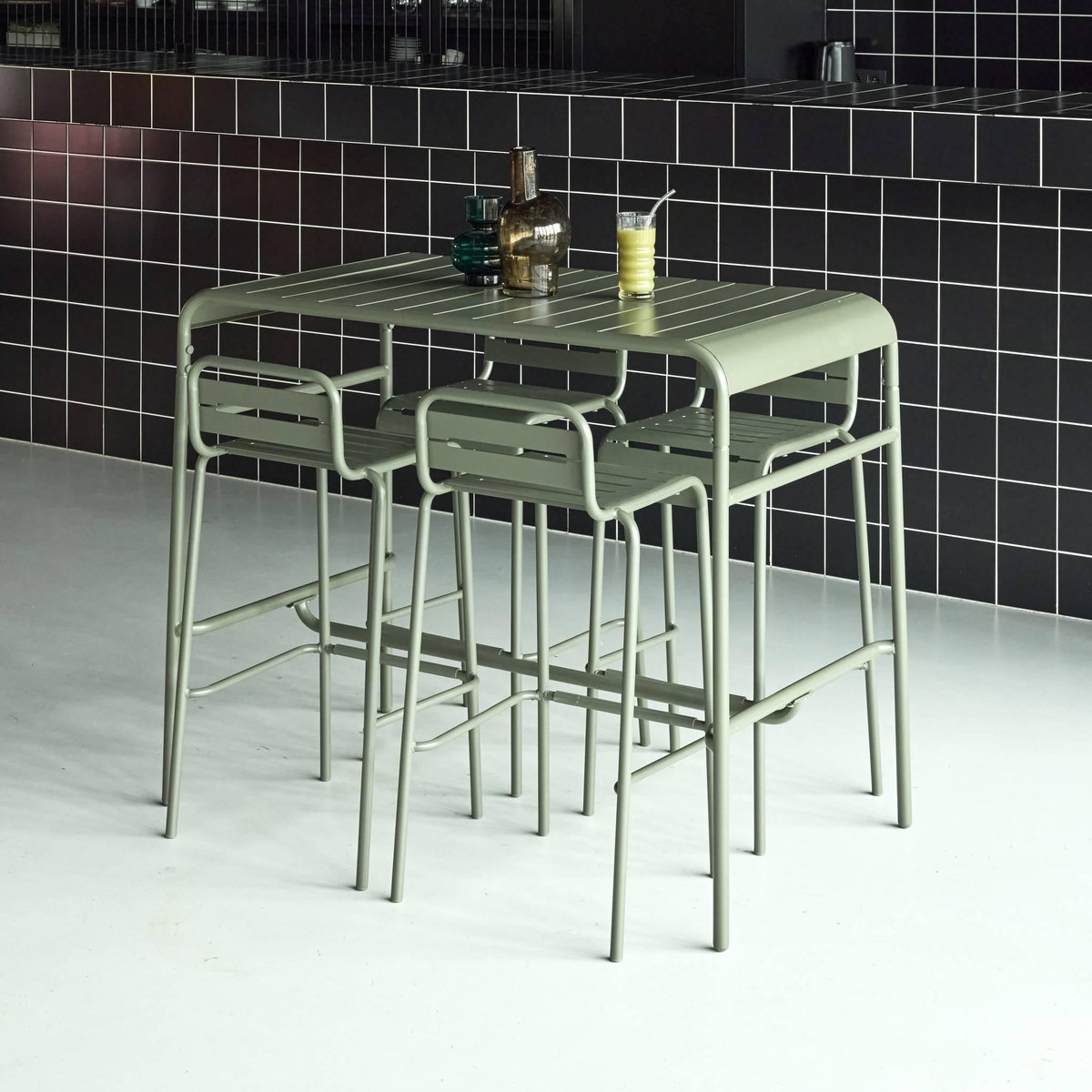 SWEEEK Table haute de jardin AMELIA, 4 chaises hautes en acier, 120 x 70cm x 95cm