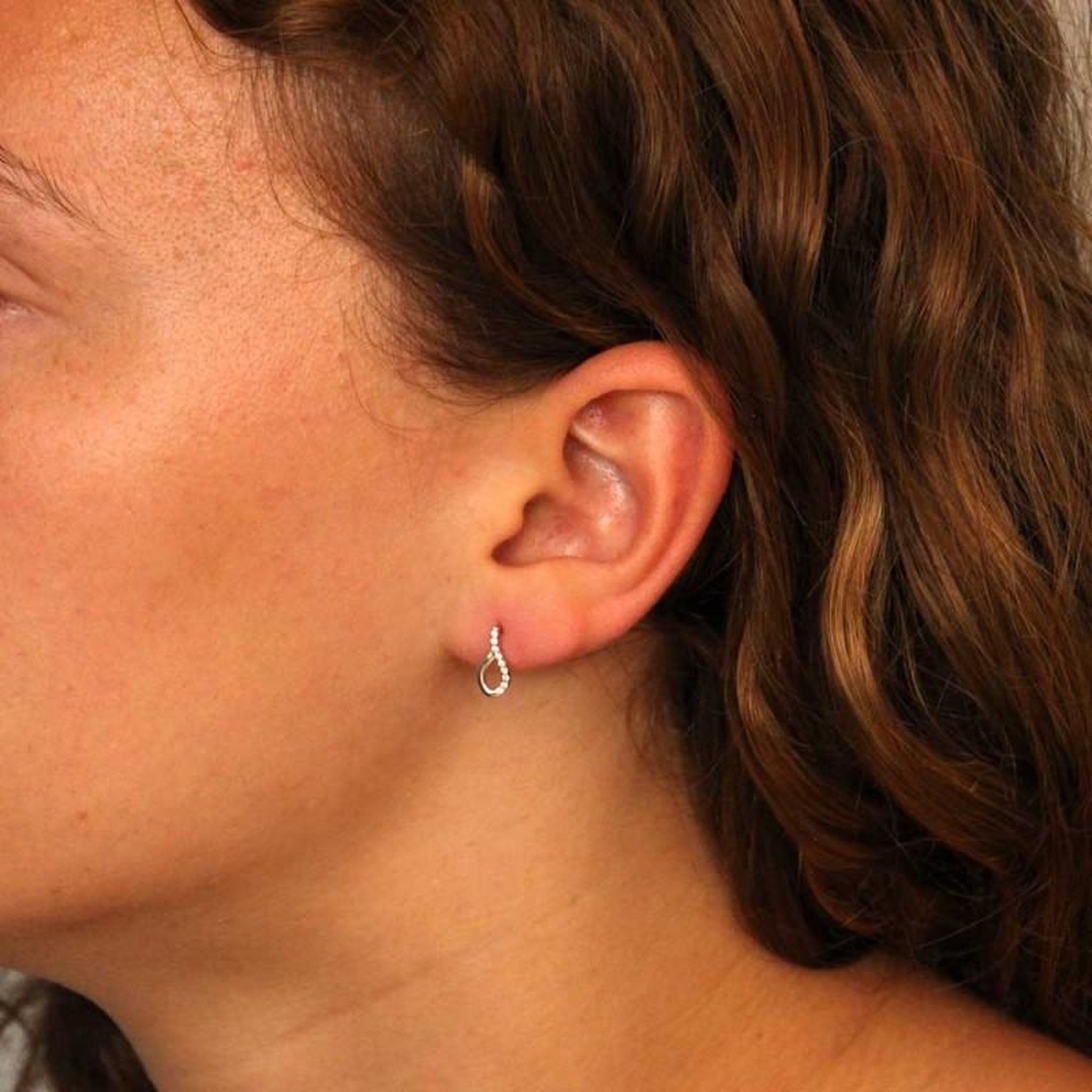 Voir la diapositive 3 : L'ATELIER D'AZUR Boucles d'Oreilles Or Blanc Gouttes Pavées de Zirconiums - Femme